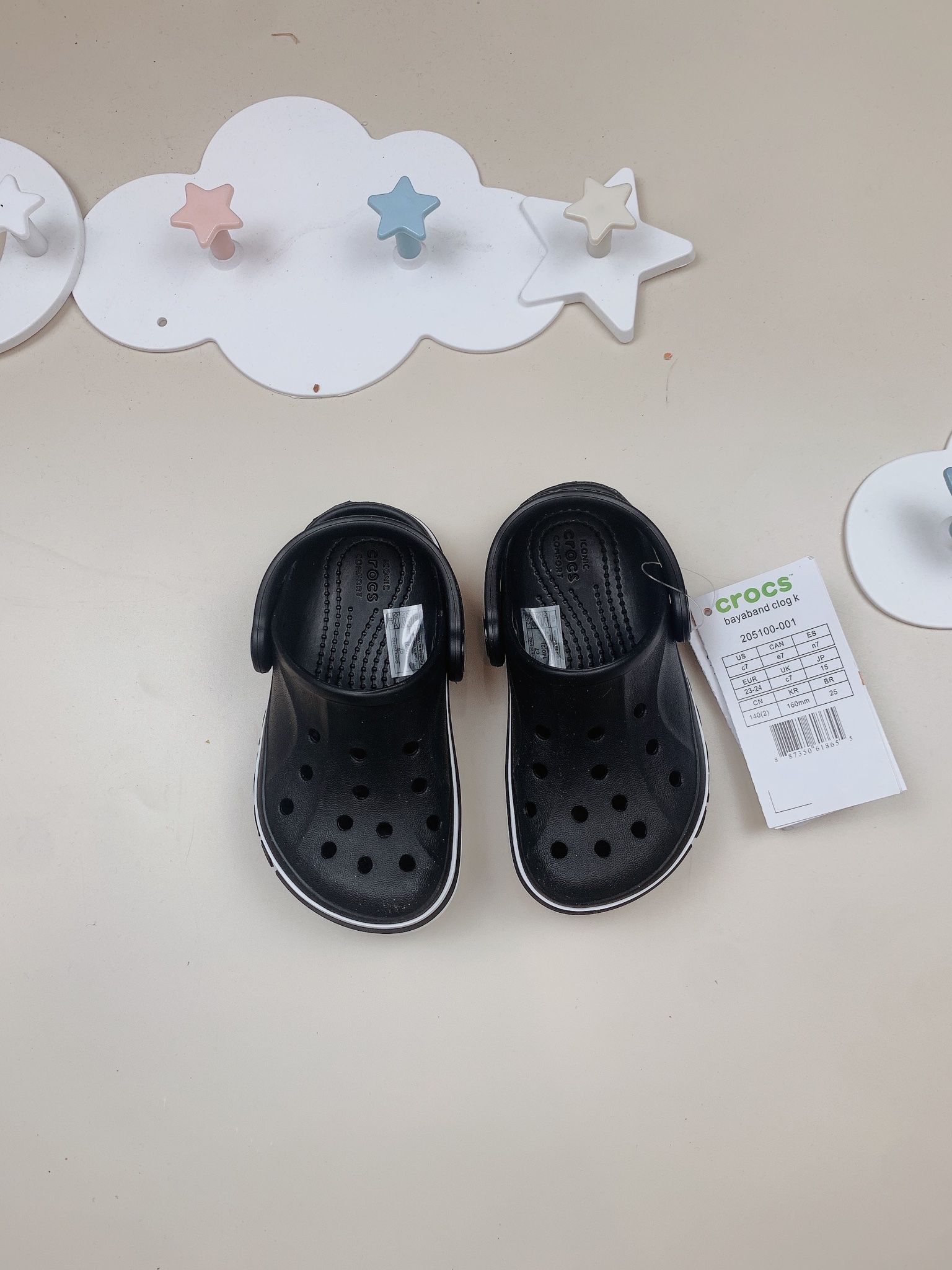 Sục Crocs Baya trơn màu đen viền trắng