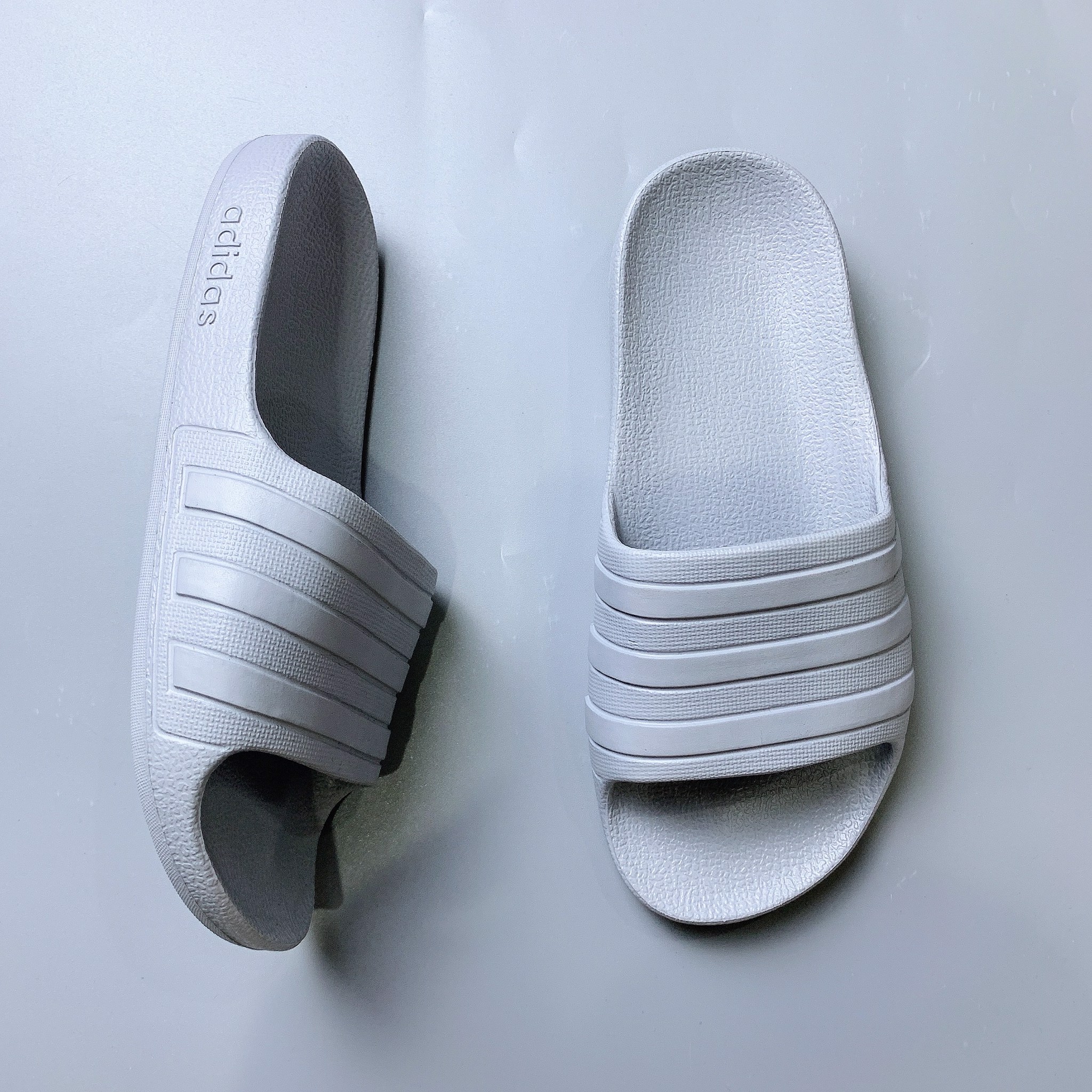 Dép Adidas đúc nguyên khối - ghi trơn