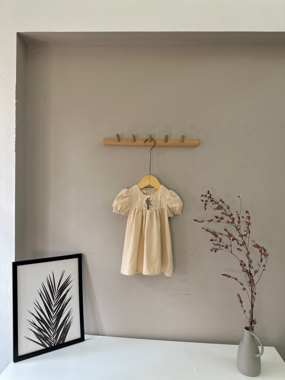Váy linen Harifa cổ tròn thêu hoa ngực tay bồng viền ren 3 màu size 1 - 6y