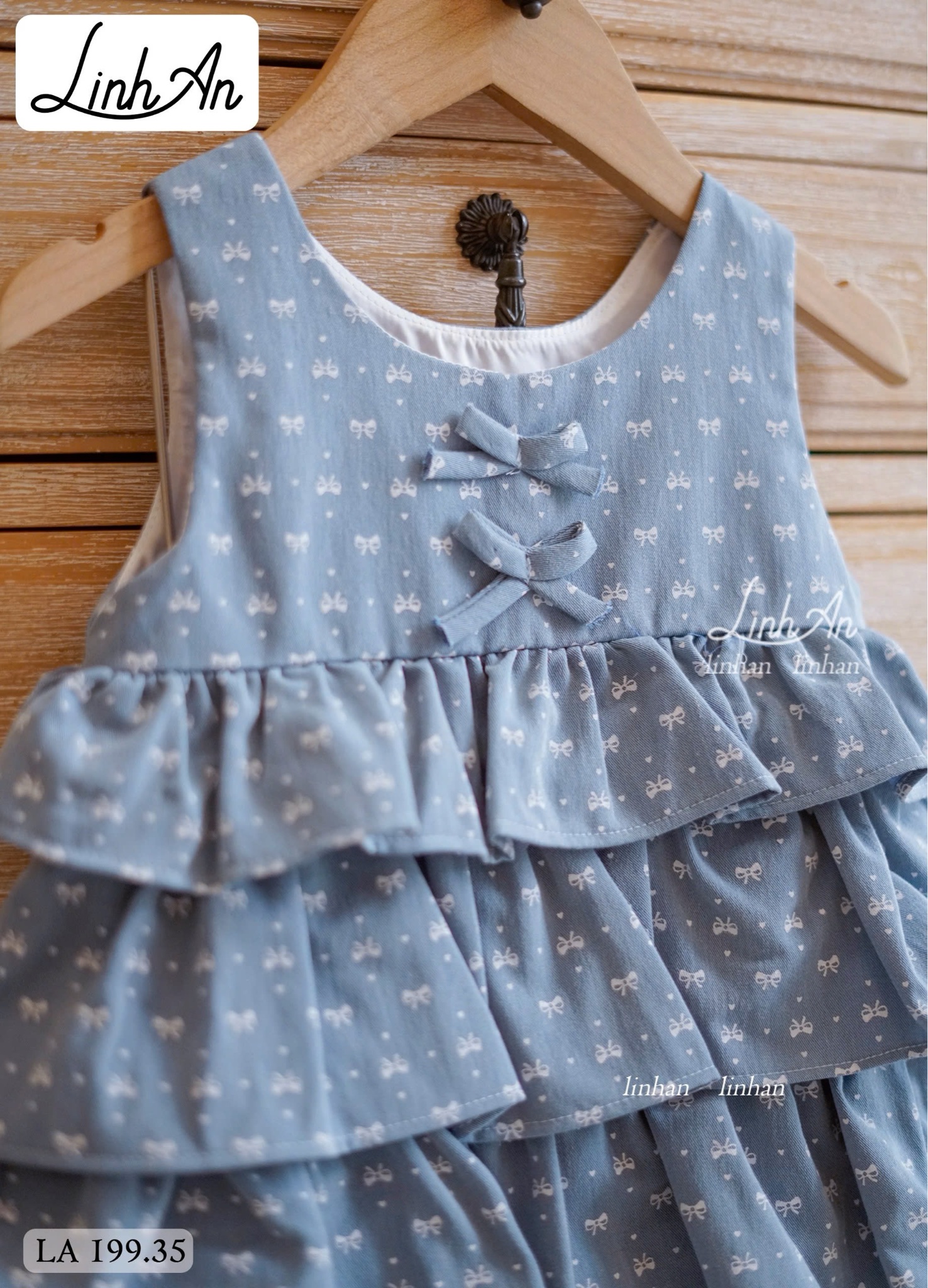 LA 199 - Váy jean giấy Linh An màu xanh nhạt họa tiết nơ bé gái size 90-160