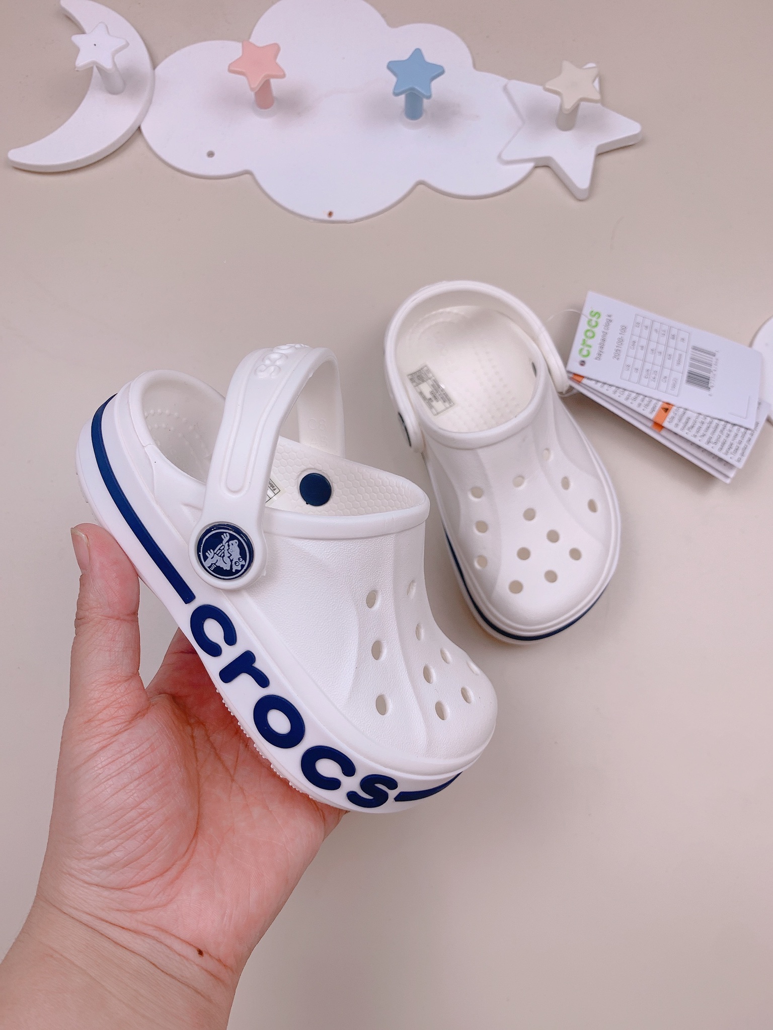 Sục Crocs Baya màu trắng viền đen BTBG