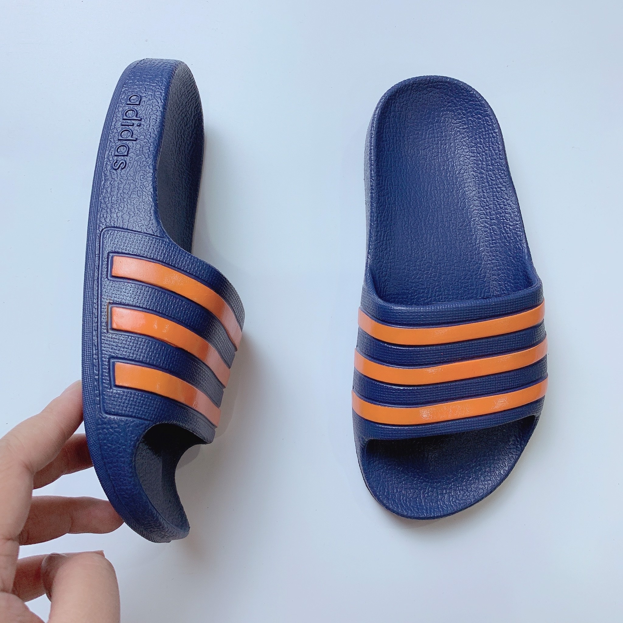 Dép Adidas đúc nguyên khối - navy sọc cam