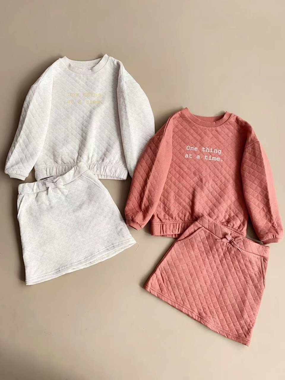 Set bộ nỉ chần bông Kiabi áo + chân váy One thing 2 màu cho bé size 3-12y