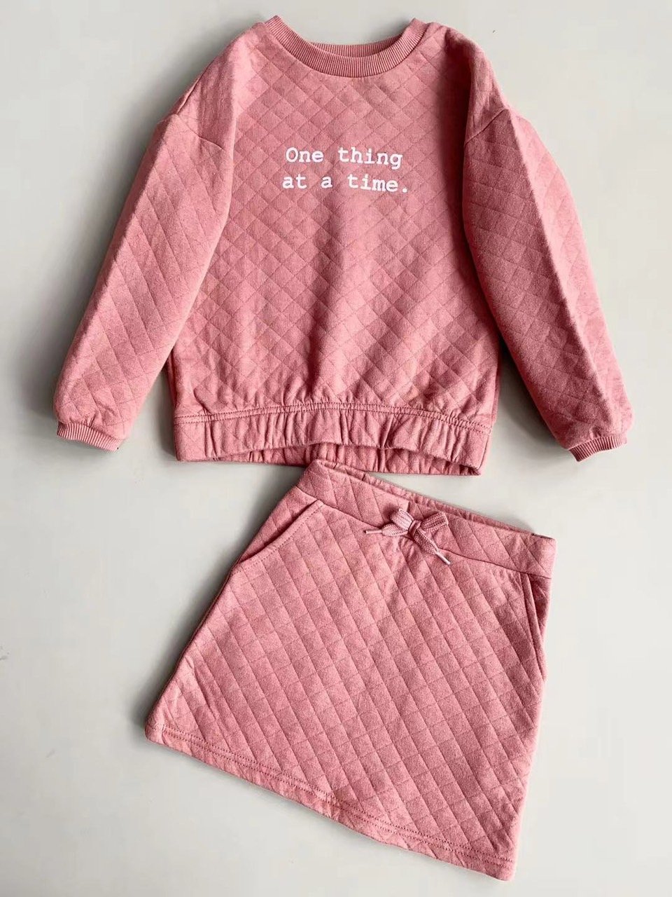 Set bộ nỉ chần bông Kiabi áo + chân váy One thing 2 màu cho bé size 3-12y
