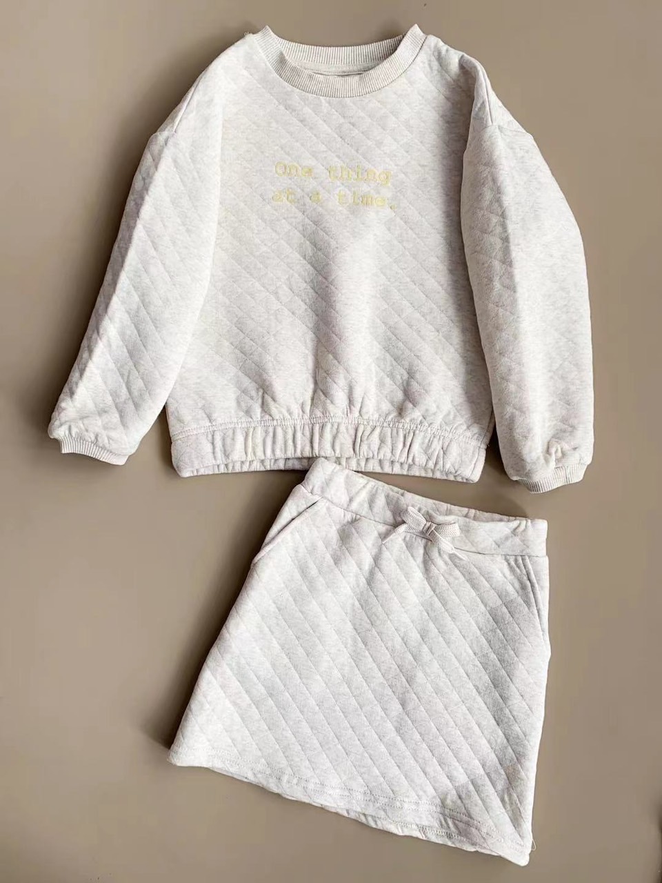 Set bộ nỉ chần bông Kiabi áo + chân váy One thing 2 màu cho bé size 3-12y