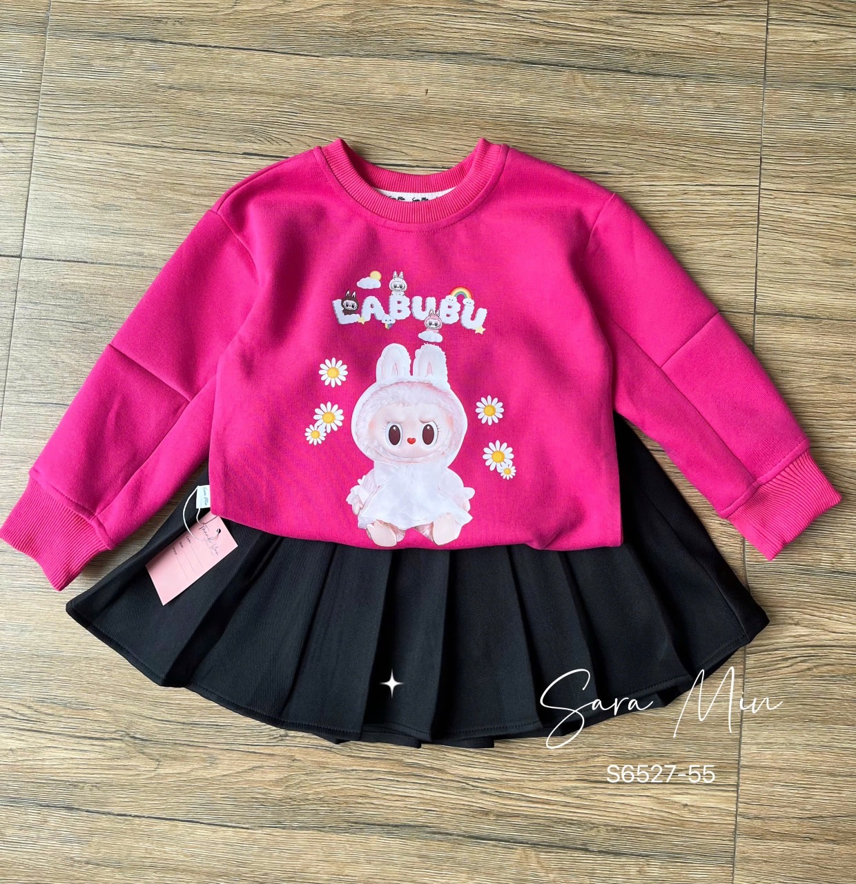 Set Sara Min áo da cá hồng Labubu - chân váy xếp li đen size 2 - 12y