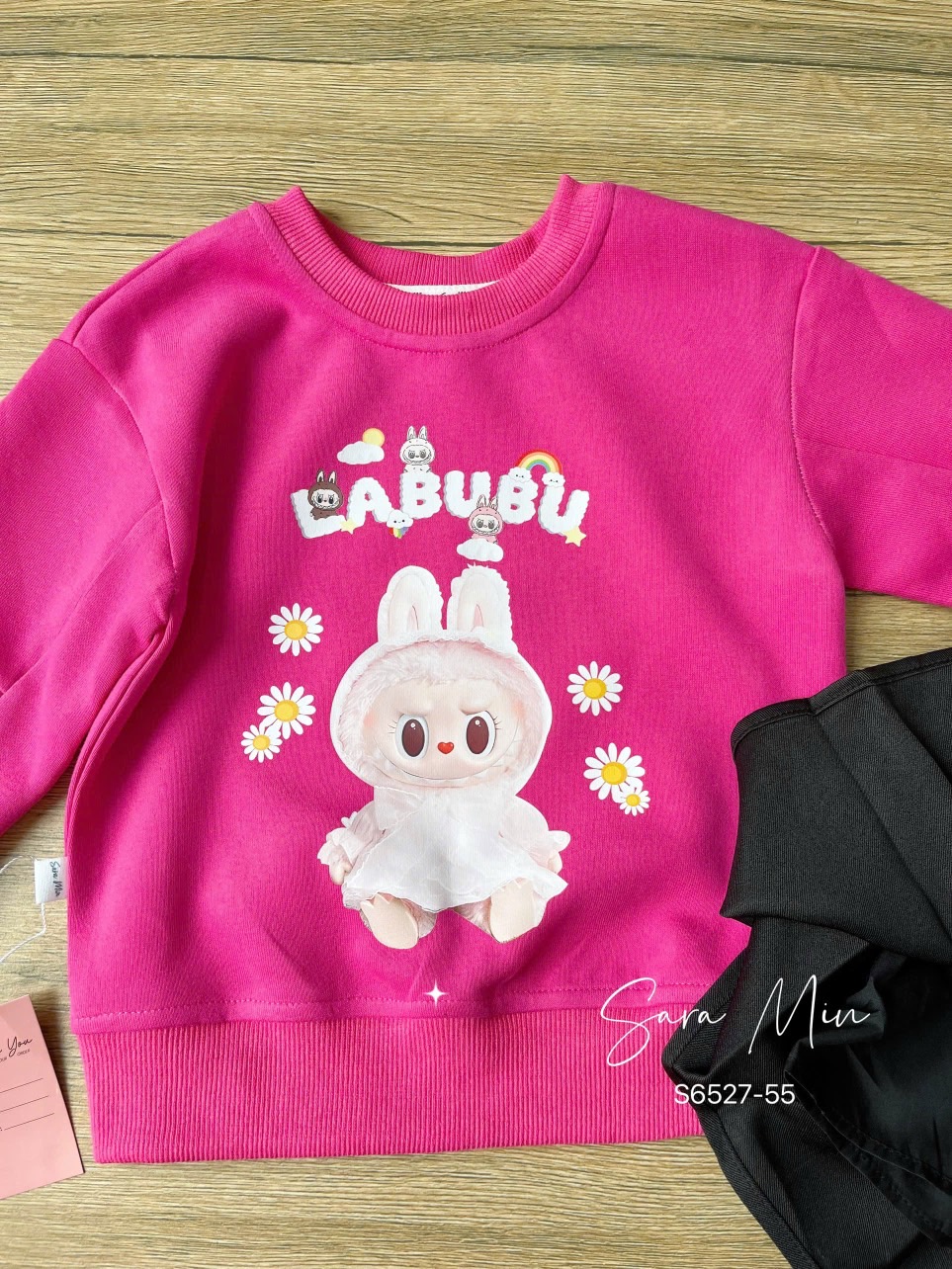 Set Sara Min áo da cá hồng Labubu - chân váy xếp li đen size 2 - 12y