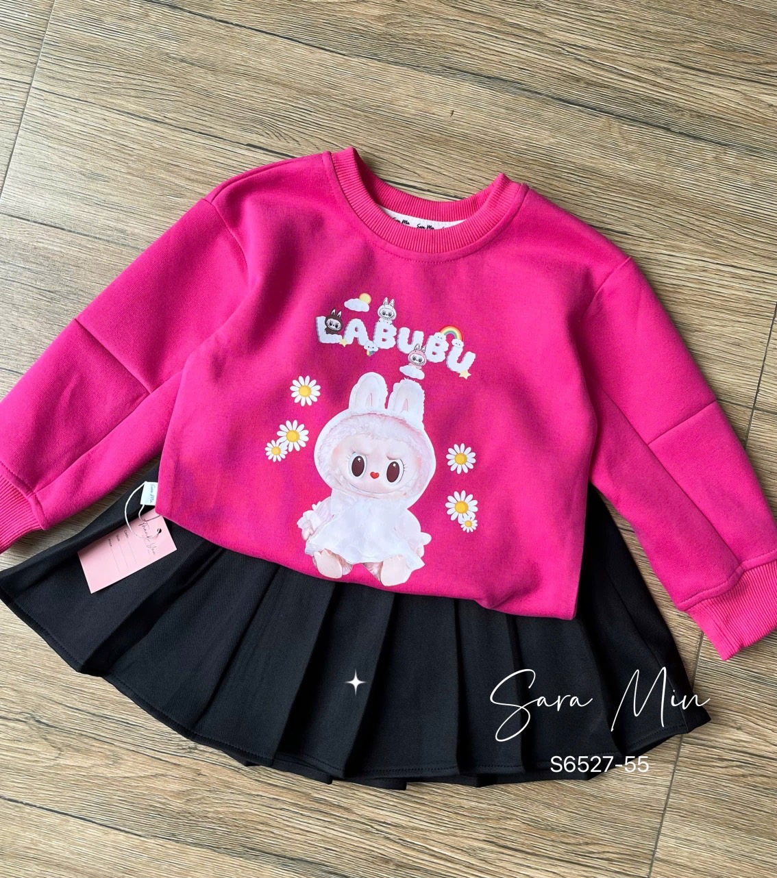 Set Sara Min áo da cá hồng Labubu - chân váy xếp li đen size 2 - 12y