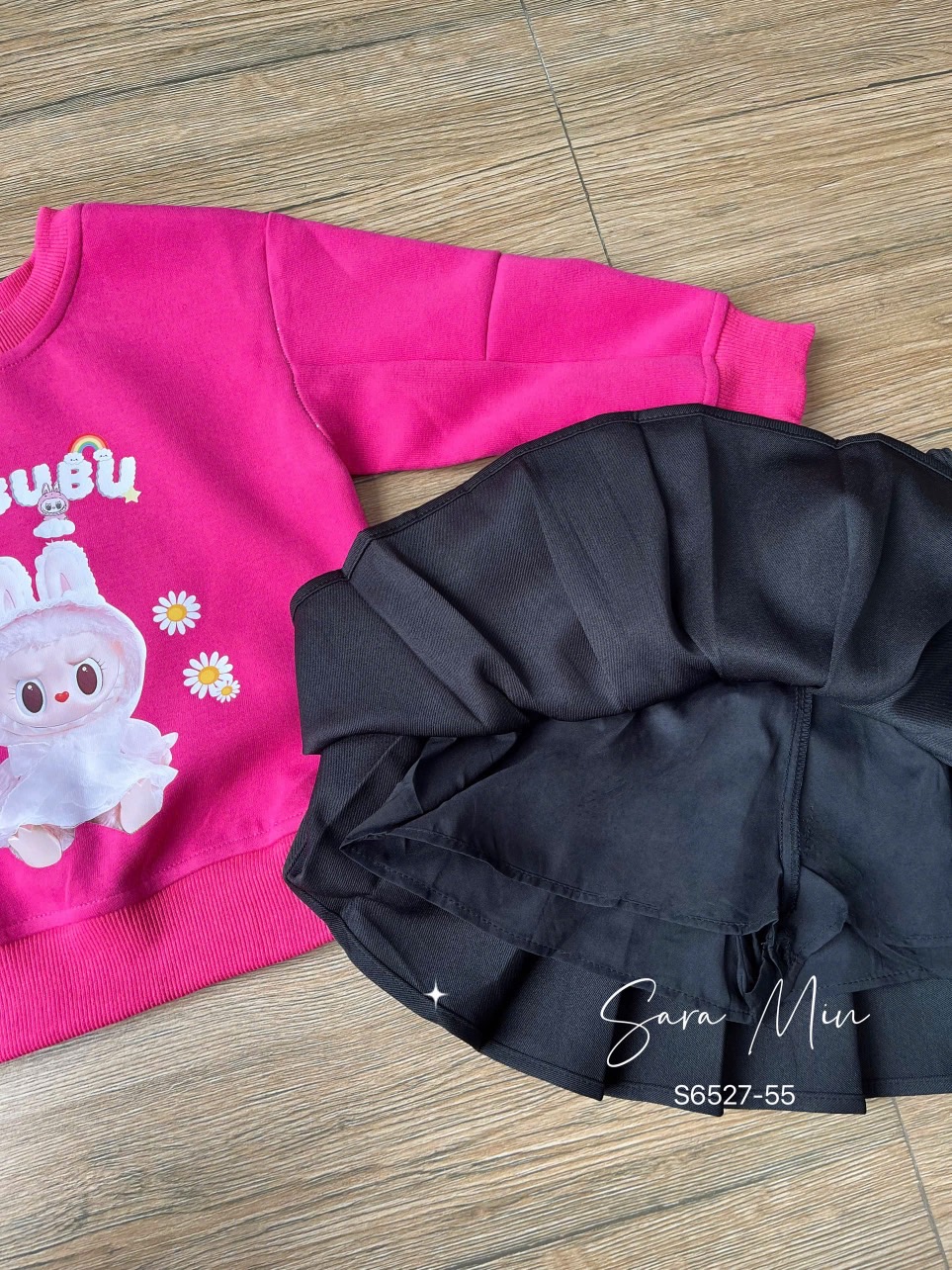 Set Sara Min áo da cá hồng Labubu - chân váy xếp li đen size 2 - 12y