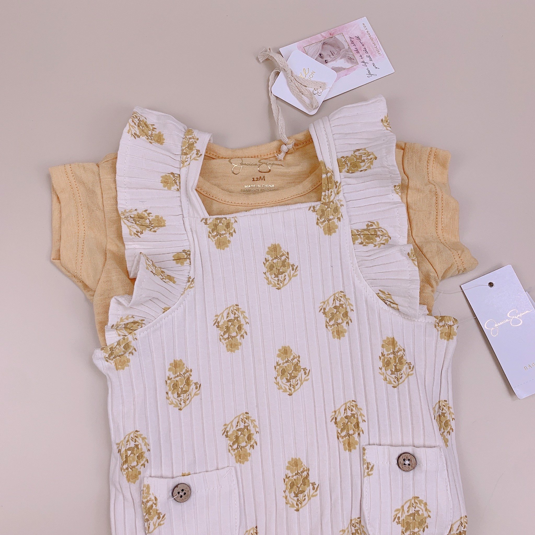 Set thun tăm Jessica Jimpson áo vàng + quần yếm kem hoa vàng