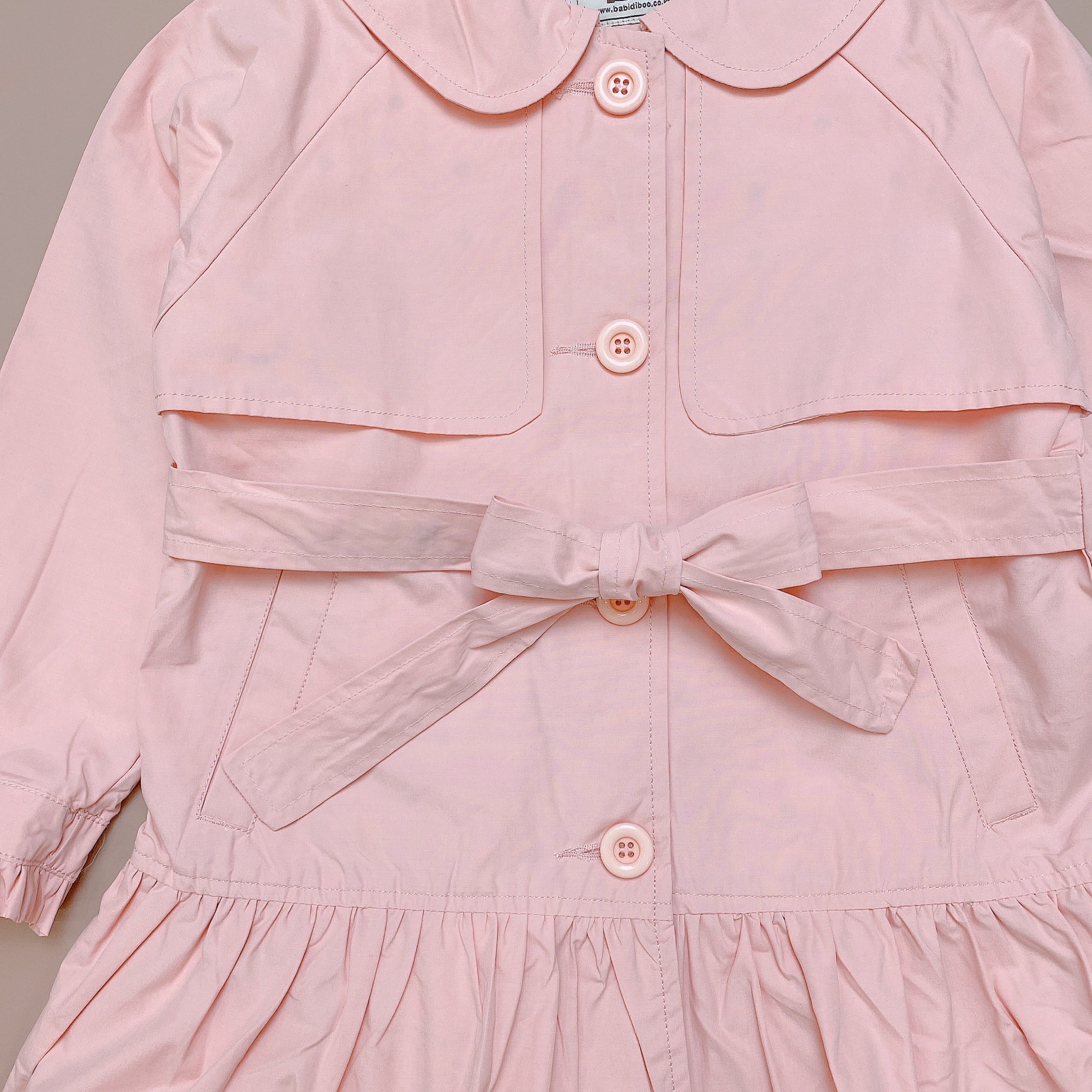 Áo khoác trenchcoat Babidiboo màu hồng cổ sen nhún gấu