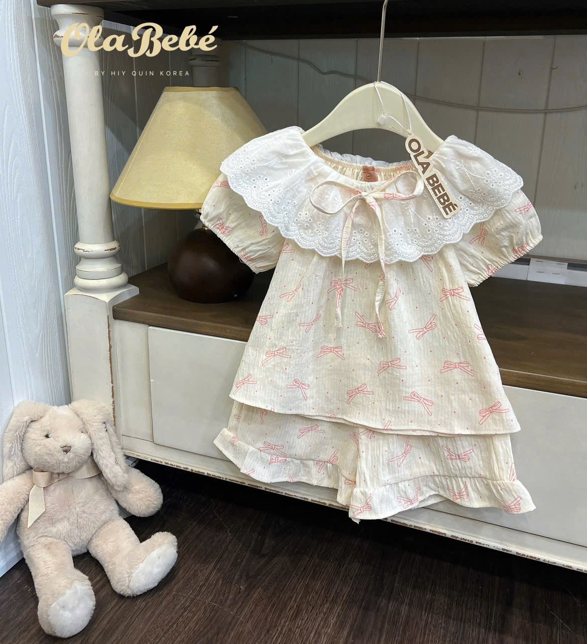 Bộ pyjama Hiyqiun vải đũi họa tiết nơ cổ bèo ren bé gái size 1-6y