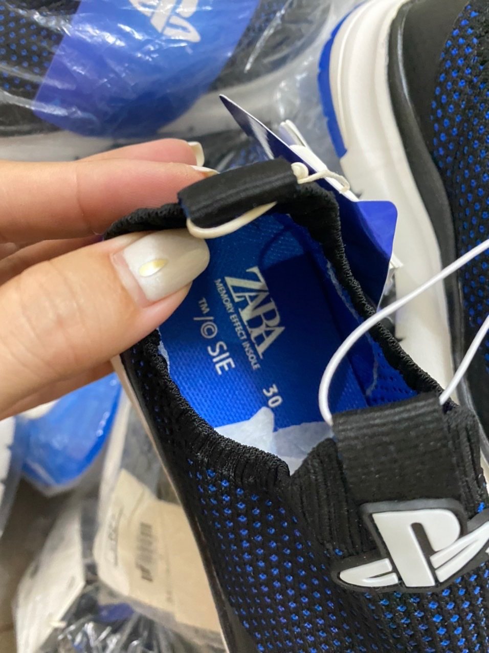 Giầy sneaker Zara chun đen chấm xanh BT