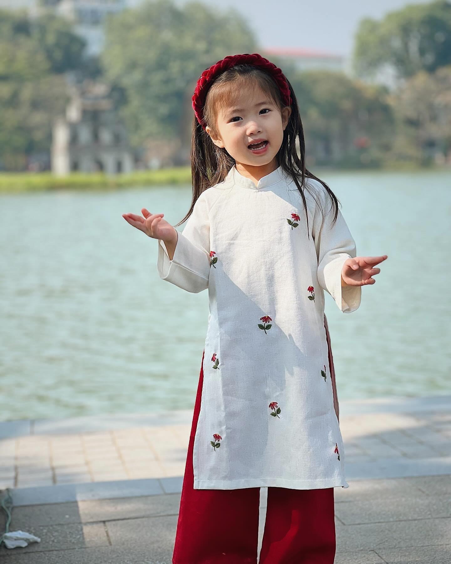 Áo dài linen Harifa thêu hoa ngực 5 màu Bé gái size 1 - 6y