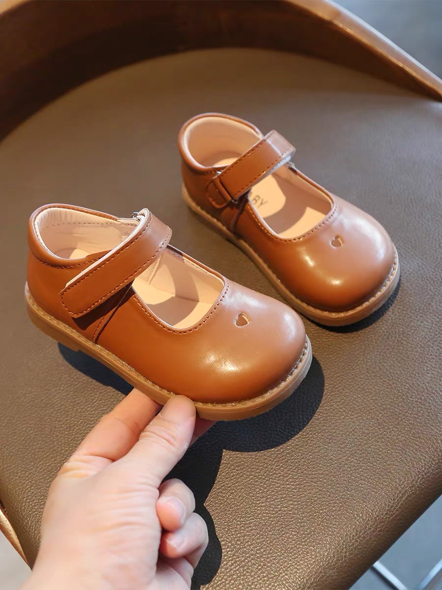 V723 - Giày MG Baby khoét tim 3 màu nâu / kem / đen size 21-30