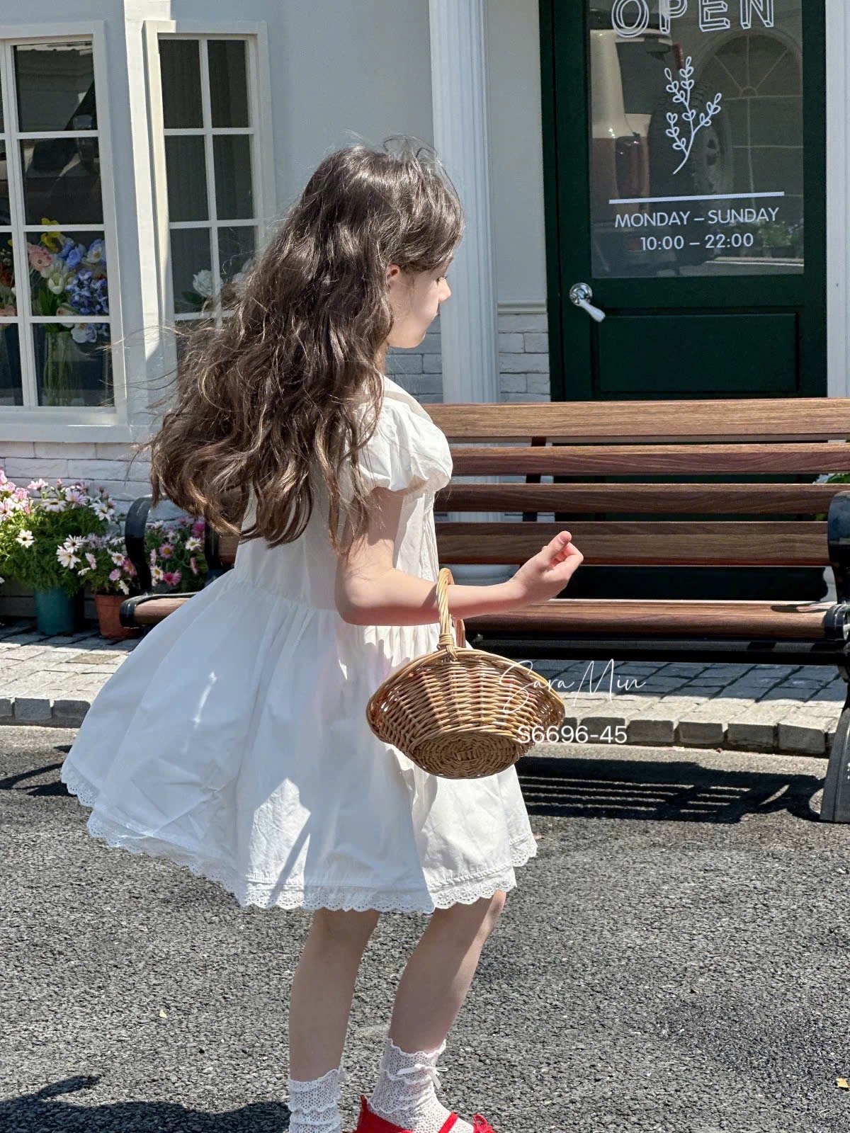 S6696 - Váy Sara Min màu trắng thêu Miumiu bé gái size 2-12y