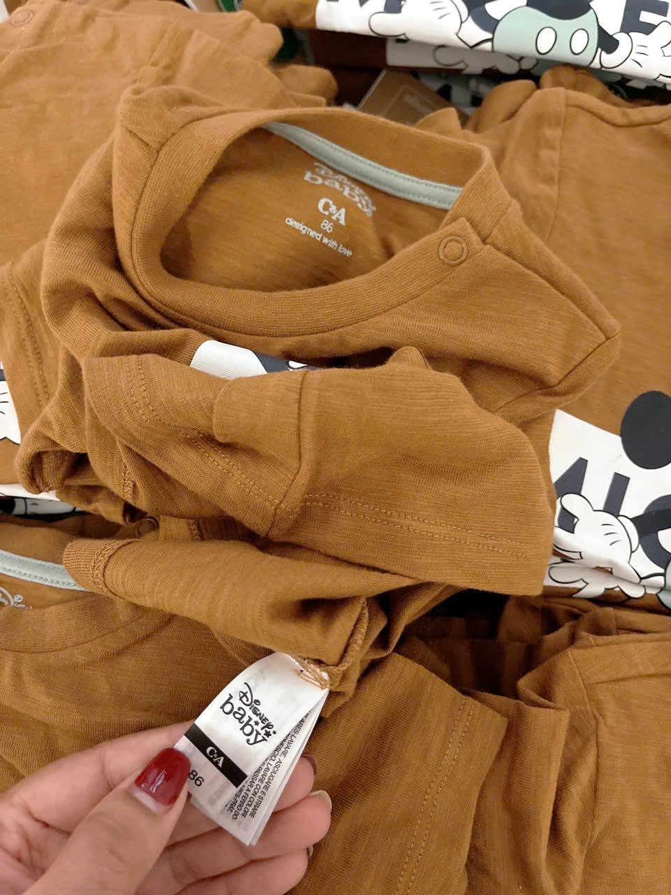 Áo cotton C & A dư xịn màu nâu họa tiết Mickey bé trai size 3m-3y