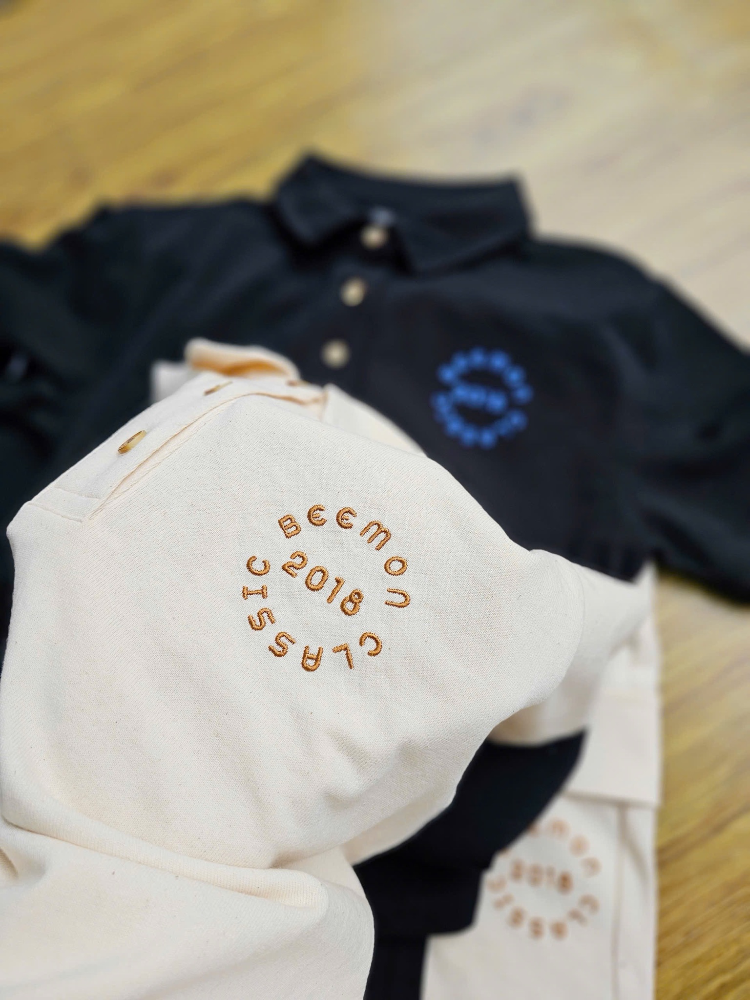 Bộ Polo cổ đức cotton Bee Mon 2 màu đen/be cho bé size 120-160
