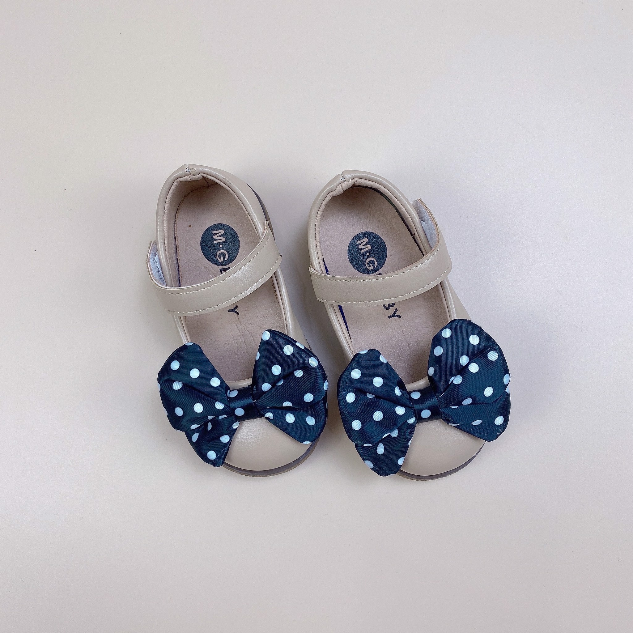 V837 - Giày MG Baby đính nơ chấm bi 2 màu BG