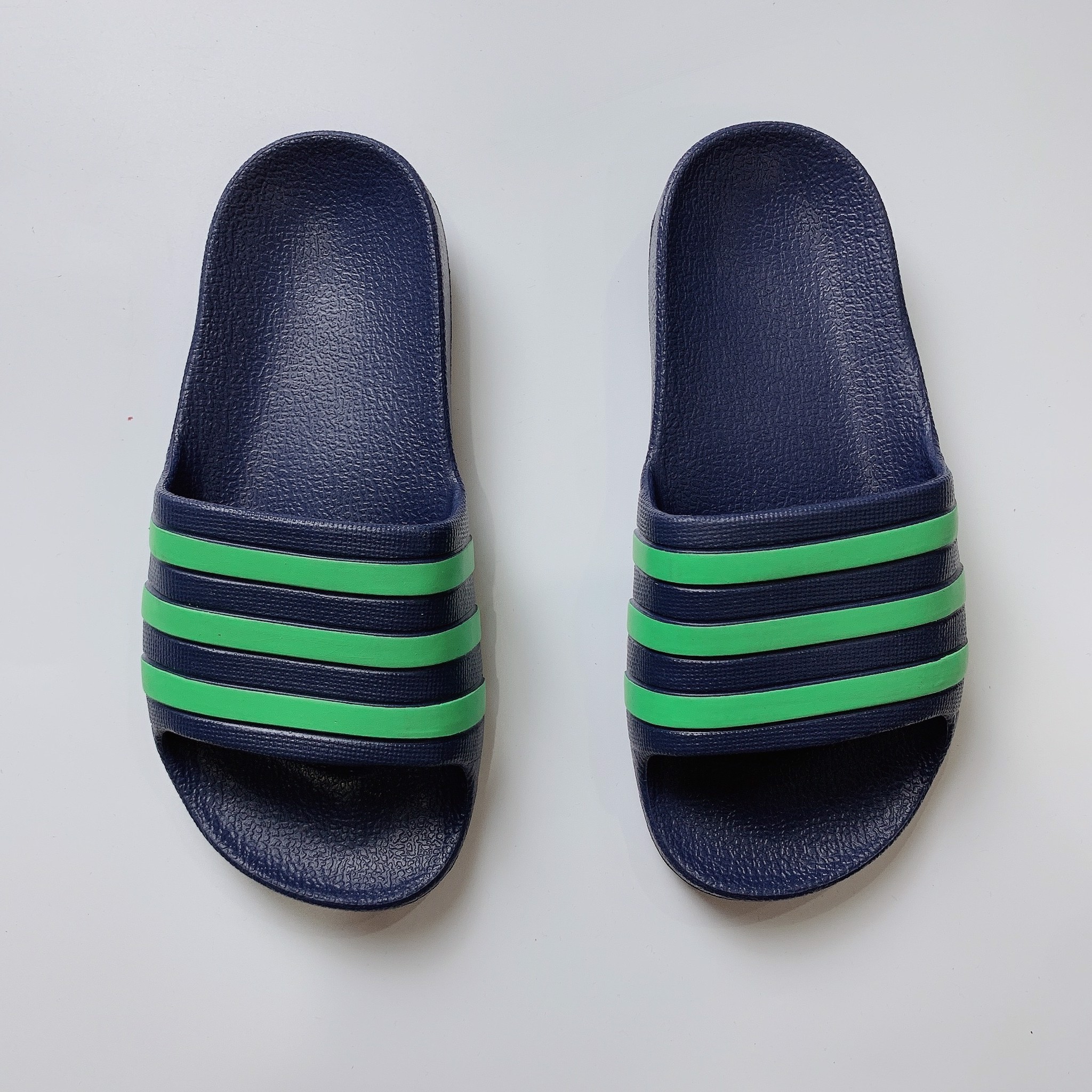 Dép Adidas đúc nguyên khối - navy sọc green
