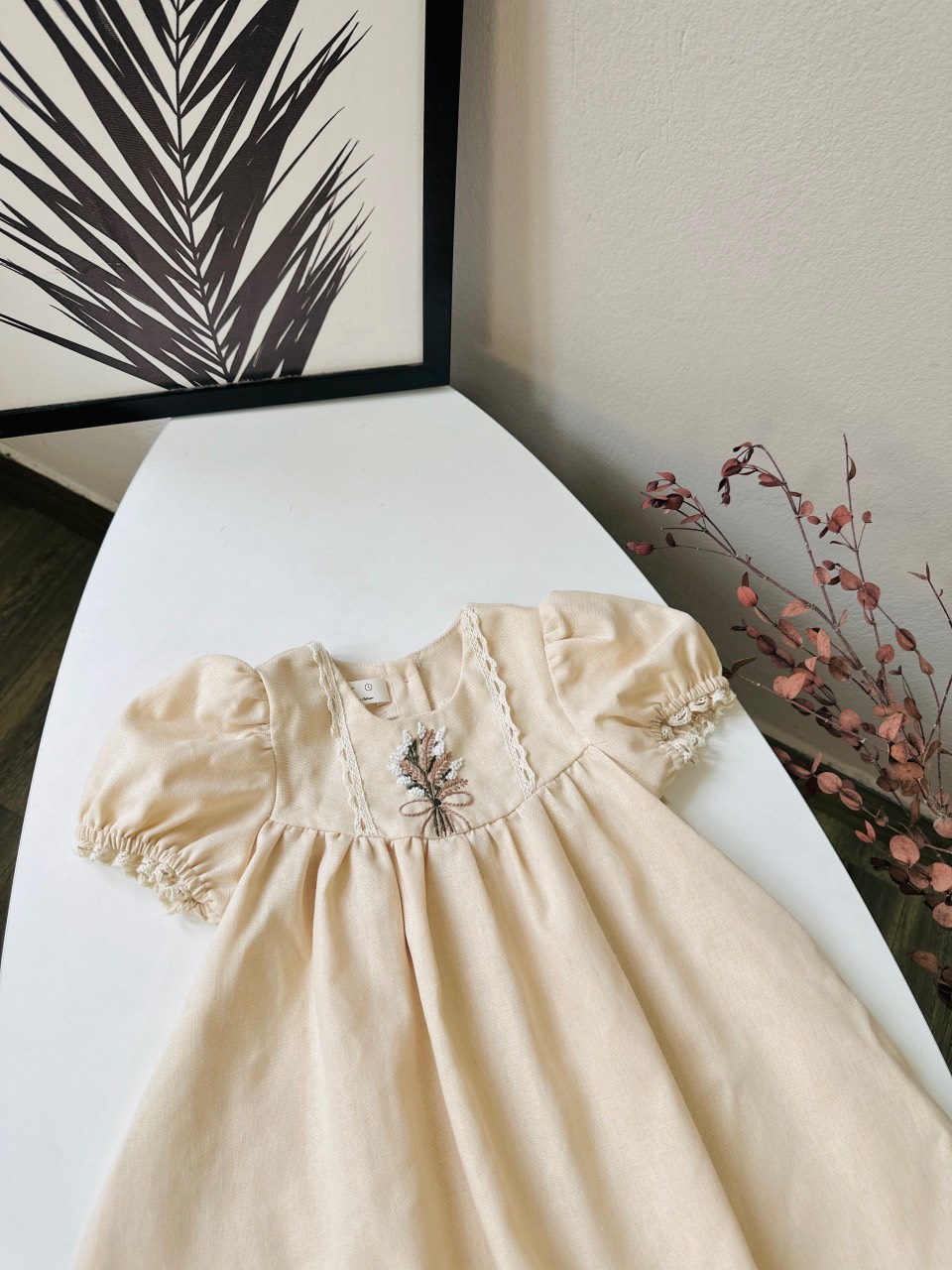 Váy linen Harifa cổ tròn thêu hoa ngực tay bồng viền ren 3 màu size 1 - 6y