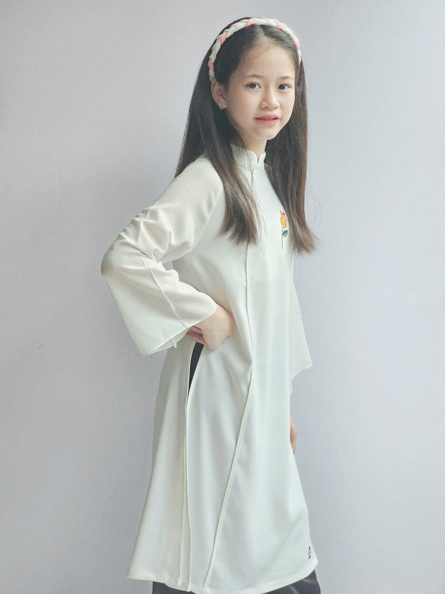 Áo dài Bee Mon kèm bờm thêu hoa cho bé gái size 130-160