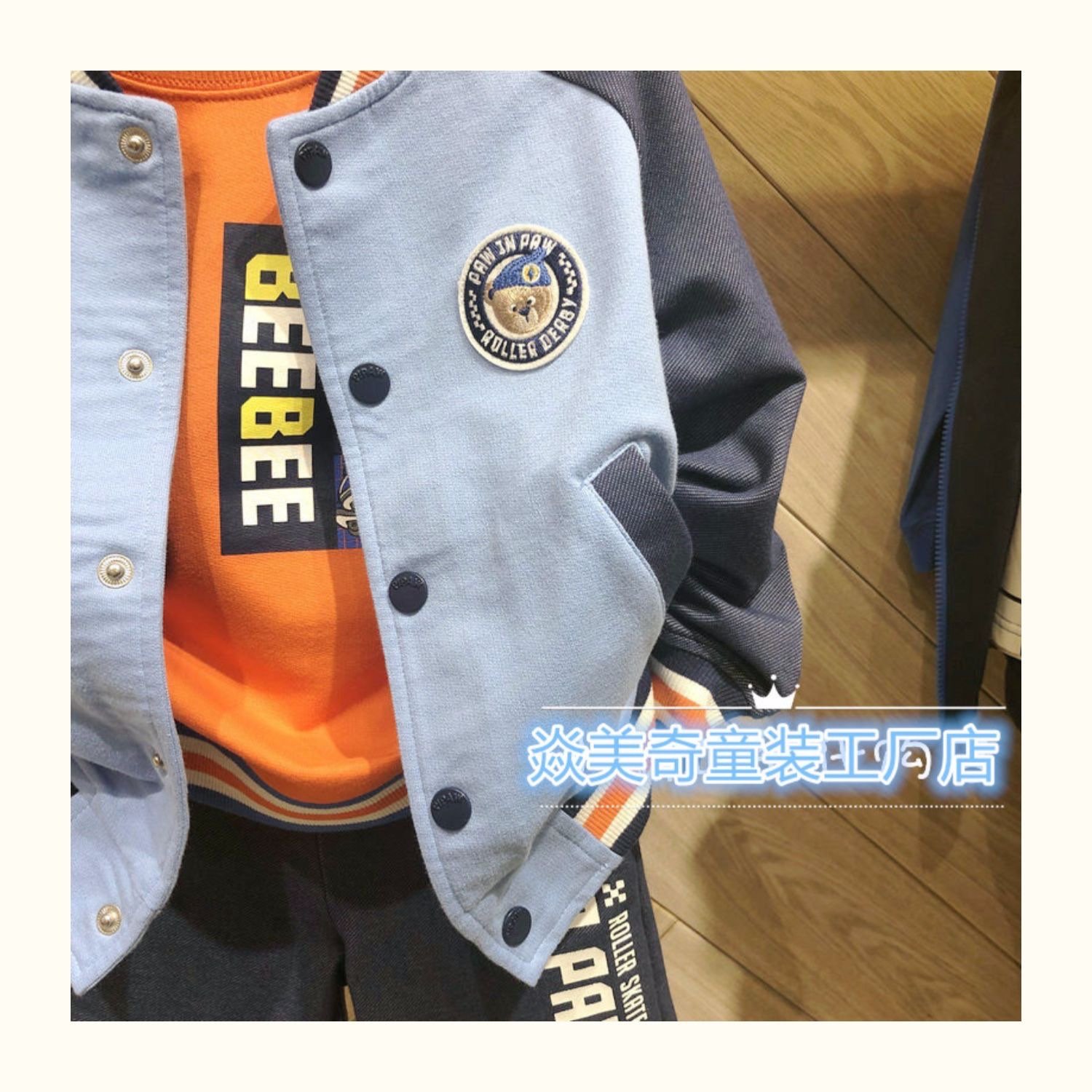 Áo khoác nỉ bomber Paw in Paw màu xanh dương phối tay navy logo gấu