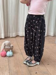 Quần vải thô dài bo gấu AMBB màu đen hoạ tiết nơ chấm bi hồng bé gái size 90-170