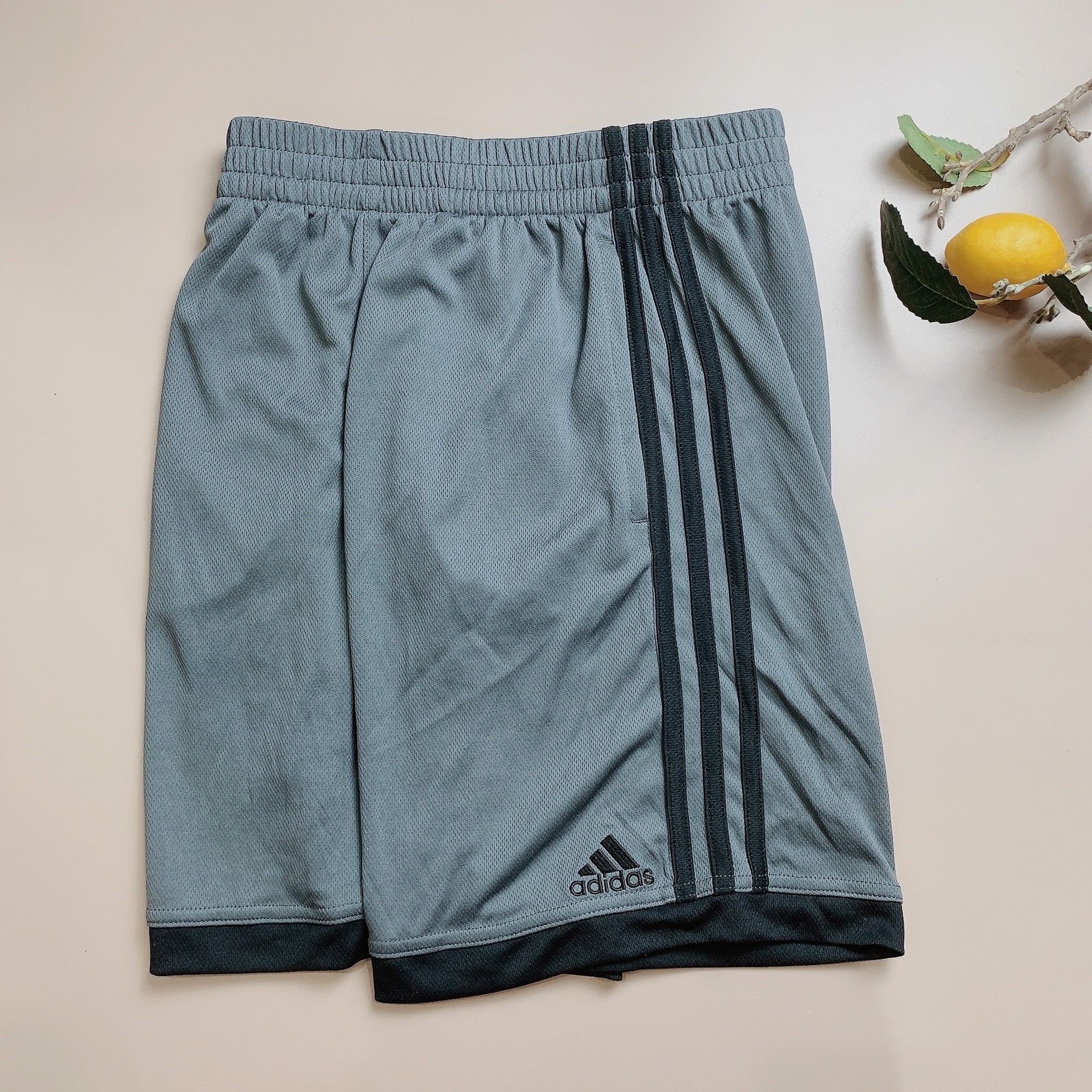 Quần thể thao Adidas viền gối