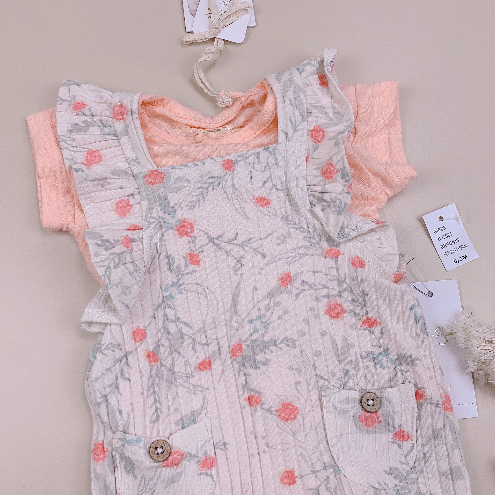 Set thun tăm Jessica Jimpson áo cam + quần yếm be hoa ghi cam