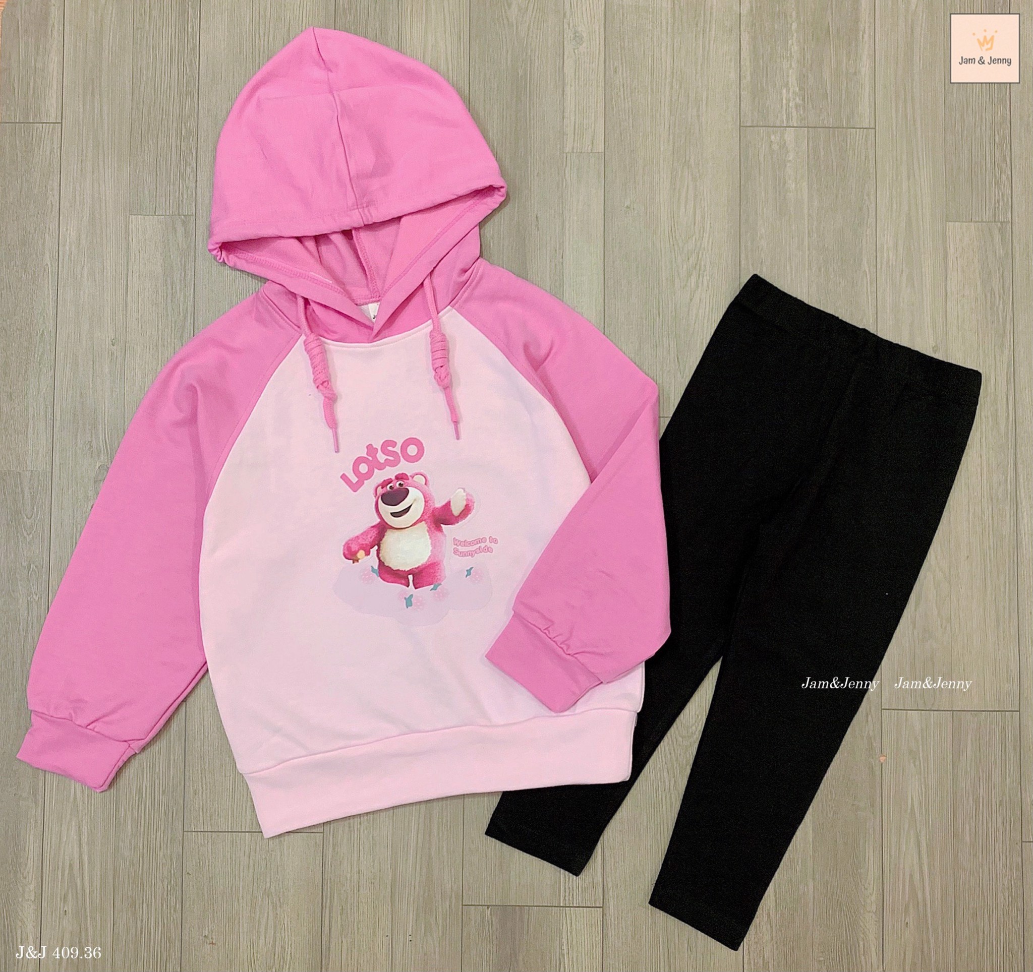 Bộ nỉ da cá Jam&Jenny áo hồng hình gấu dâu Lotso - quần đen size 2 - 12y