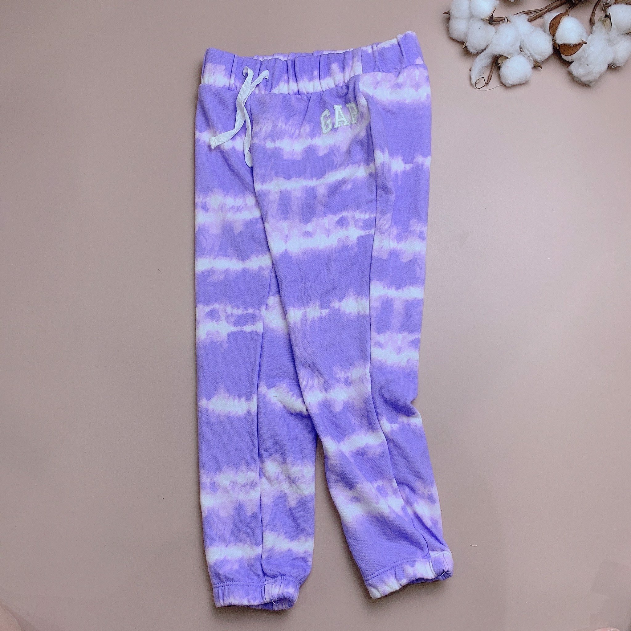 Quần jogger da cá GapKids - màu tím loang trắng