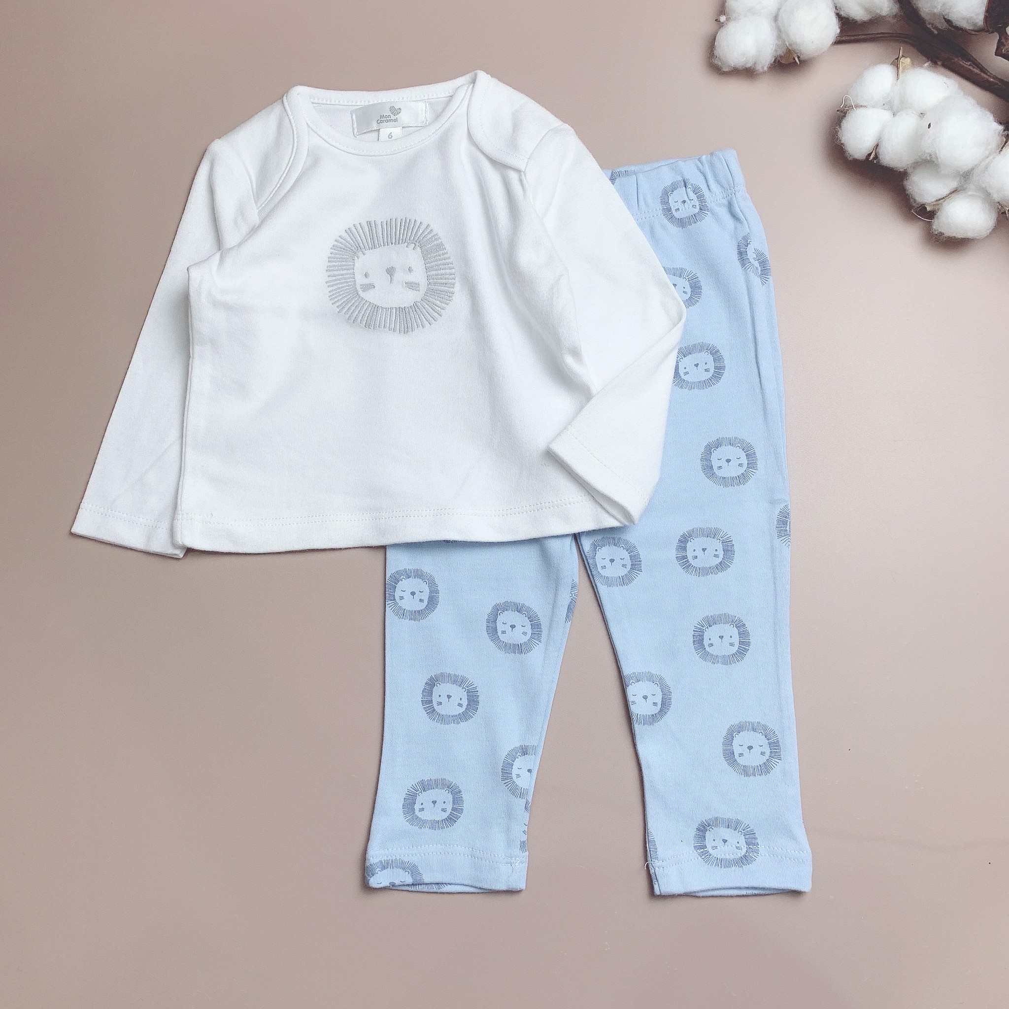 Bộ cotton Mon Caramel sư tử áo trắng quần xanh