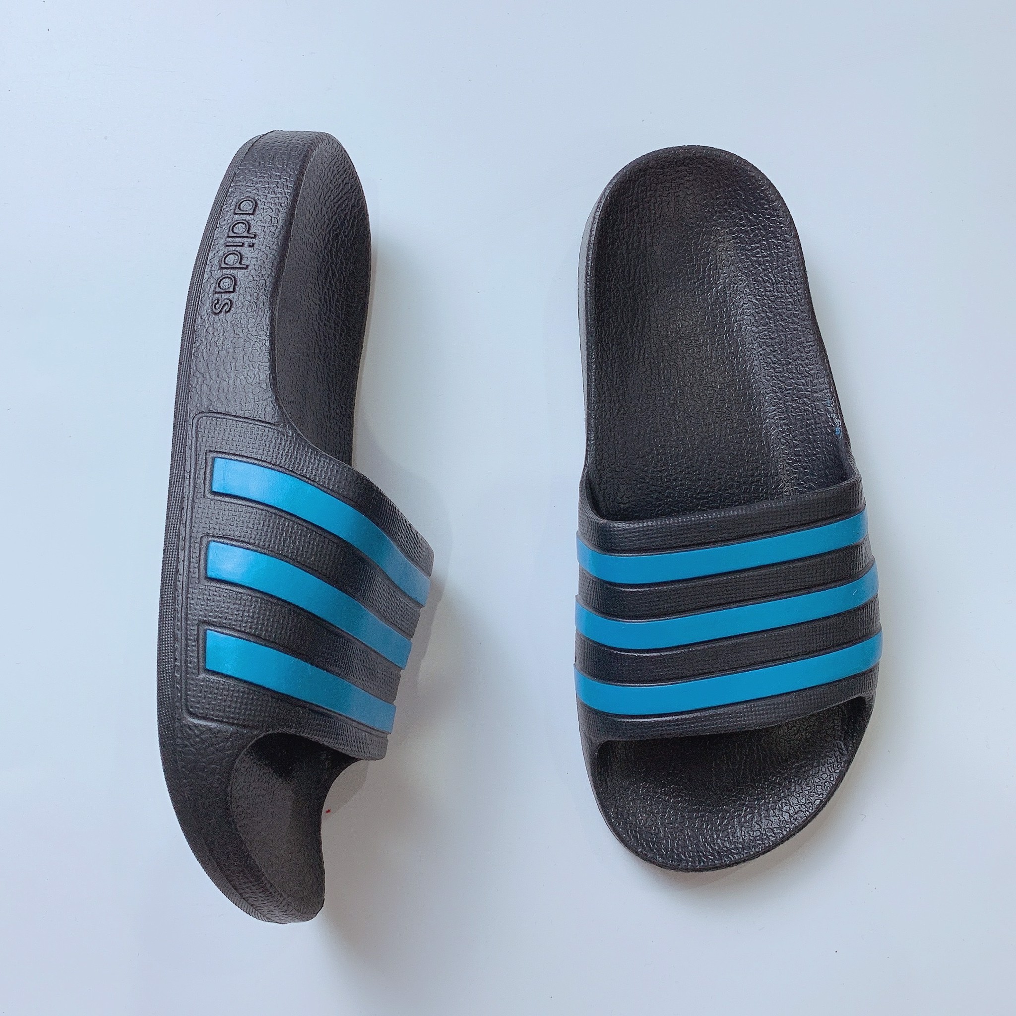 Dép Adidas đúc nguyên khối - đen sọc blue