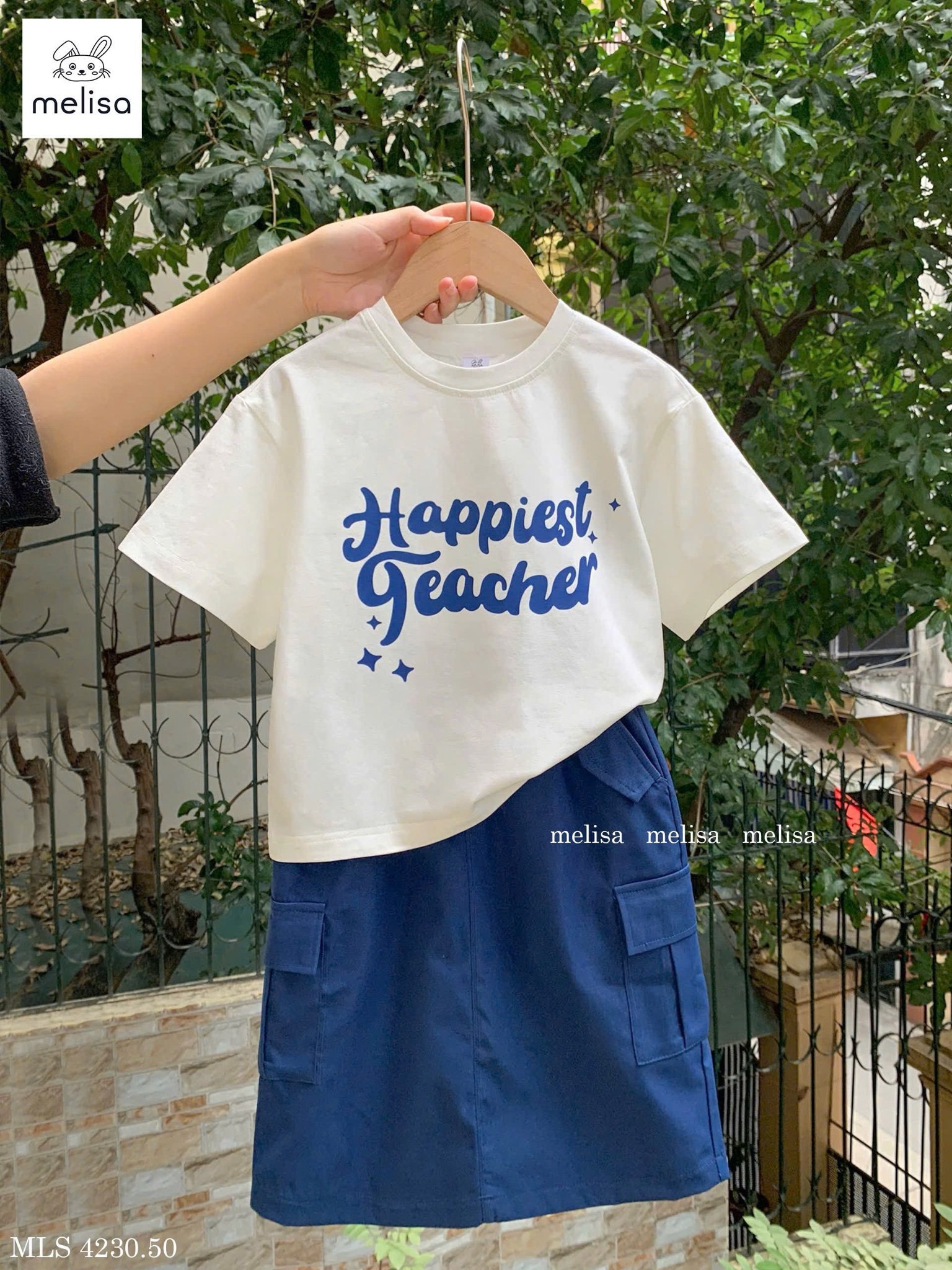 MLS 4230 - Bộ Melisa áo trắng chữ xanh Happiest Teacher - chân váy xanh size 6 - 12y