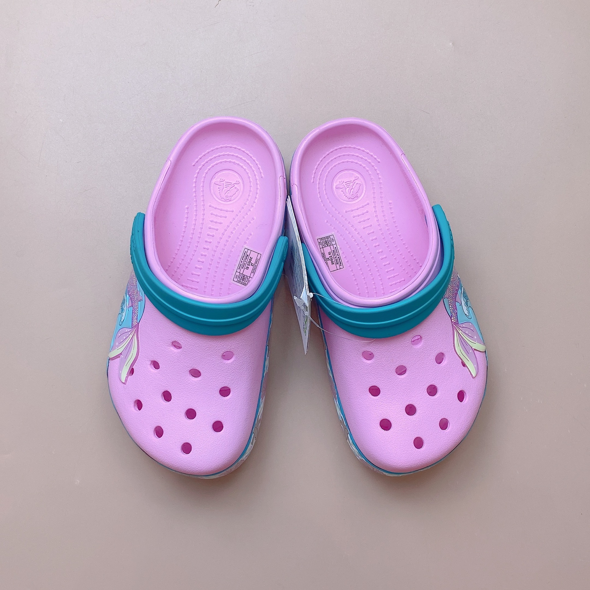 Sục Crocs màu hồng đuôi cá quai xanh BG