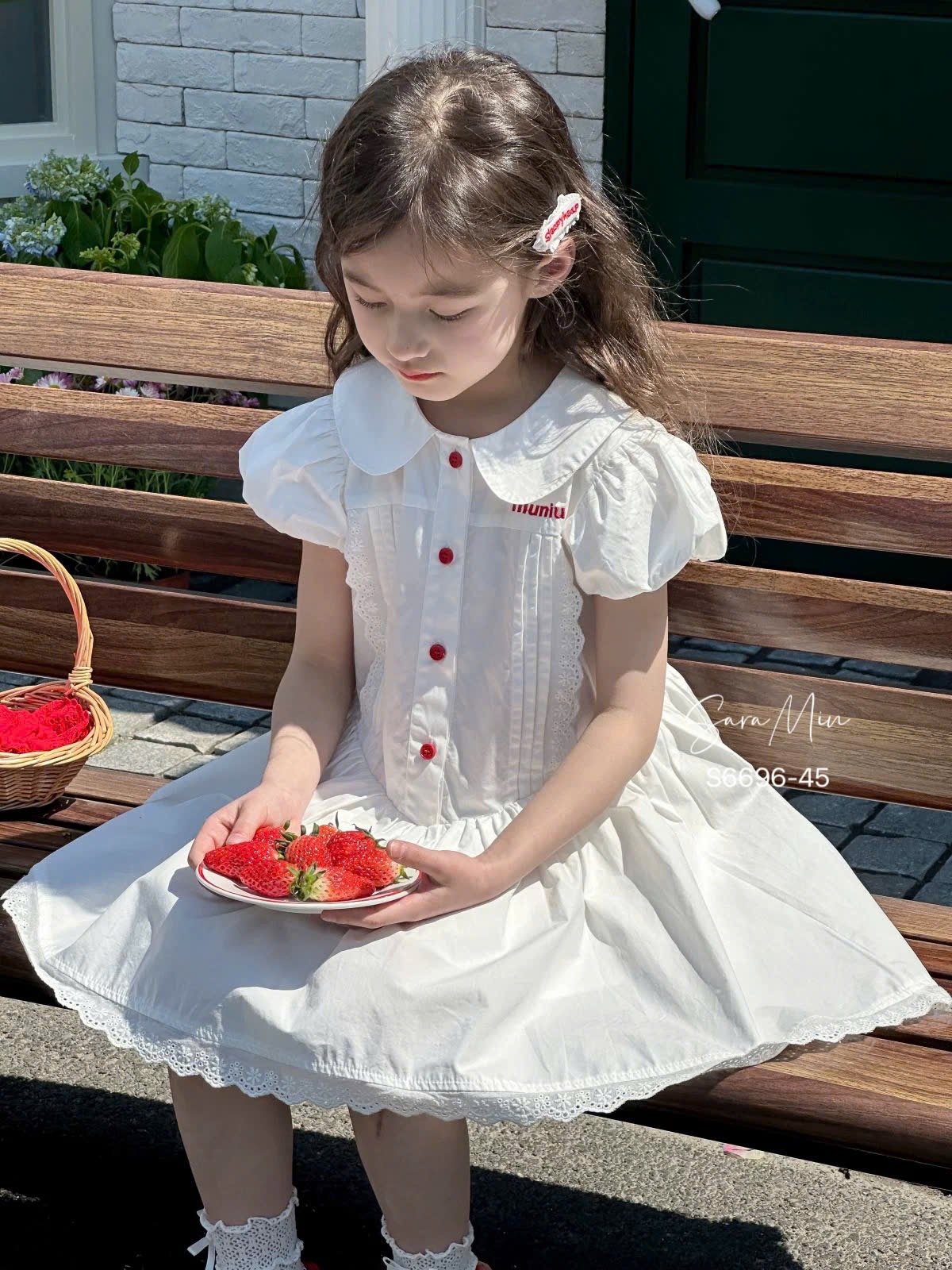S6696 - Váy Sara Min màu trắng thêu Miumiu bé gái size 2-12y