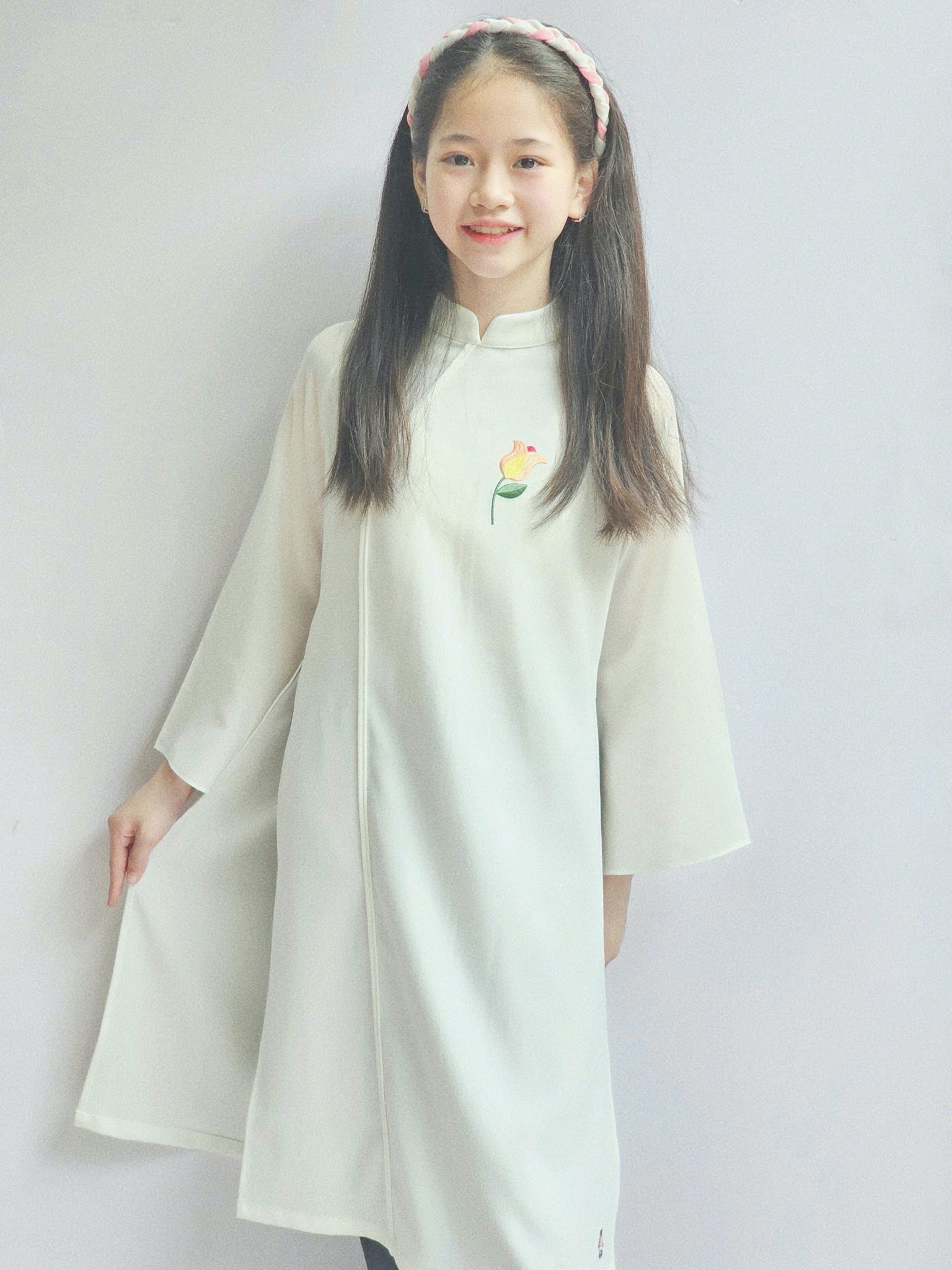 Áo dài Bee Mon kèm bờm thêu hoa cho bé gái size 130-160