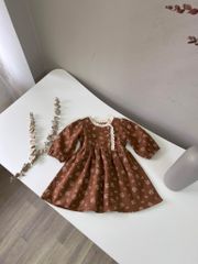 Váy cà bông Harifa nâu hoa nhí cổ viền ren bé gái