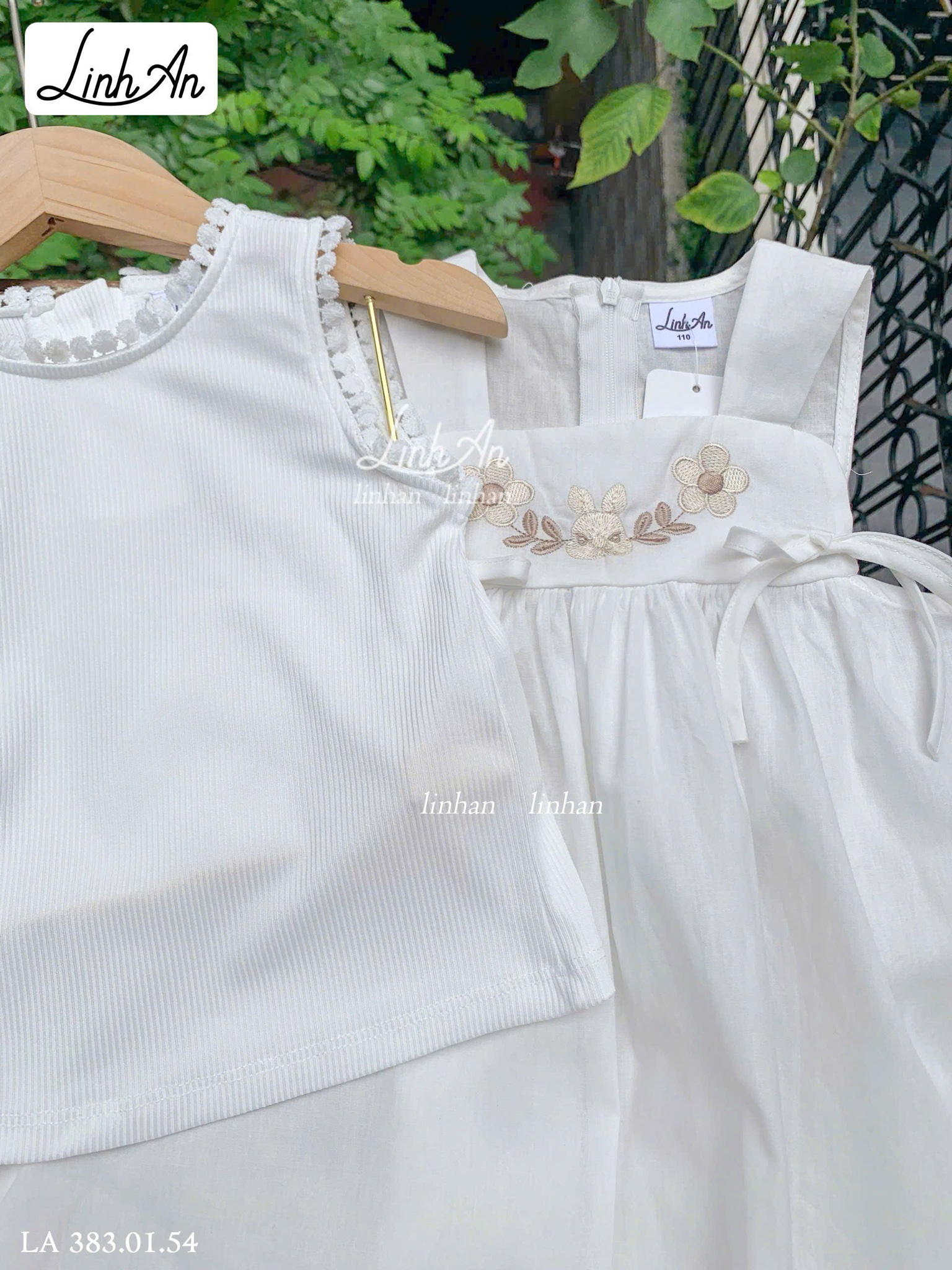 LA 383 - Set áo thun tăm trắng + váy yếm Linh An 2 màu cho bé gái size 90-160