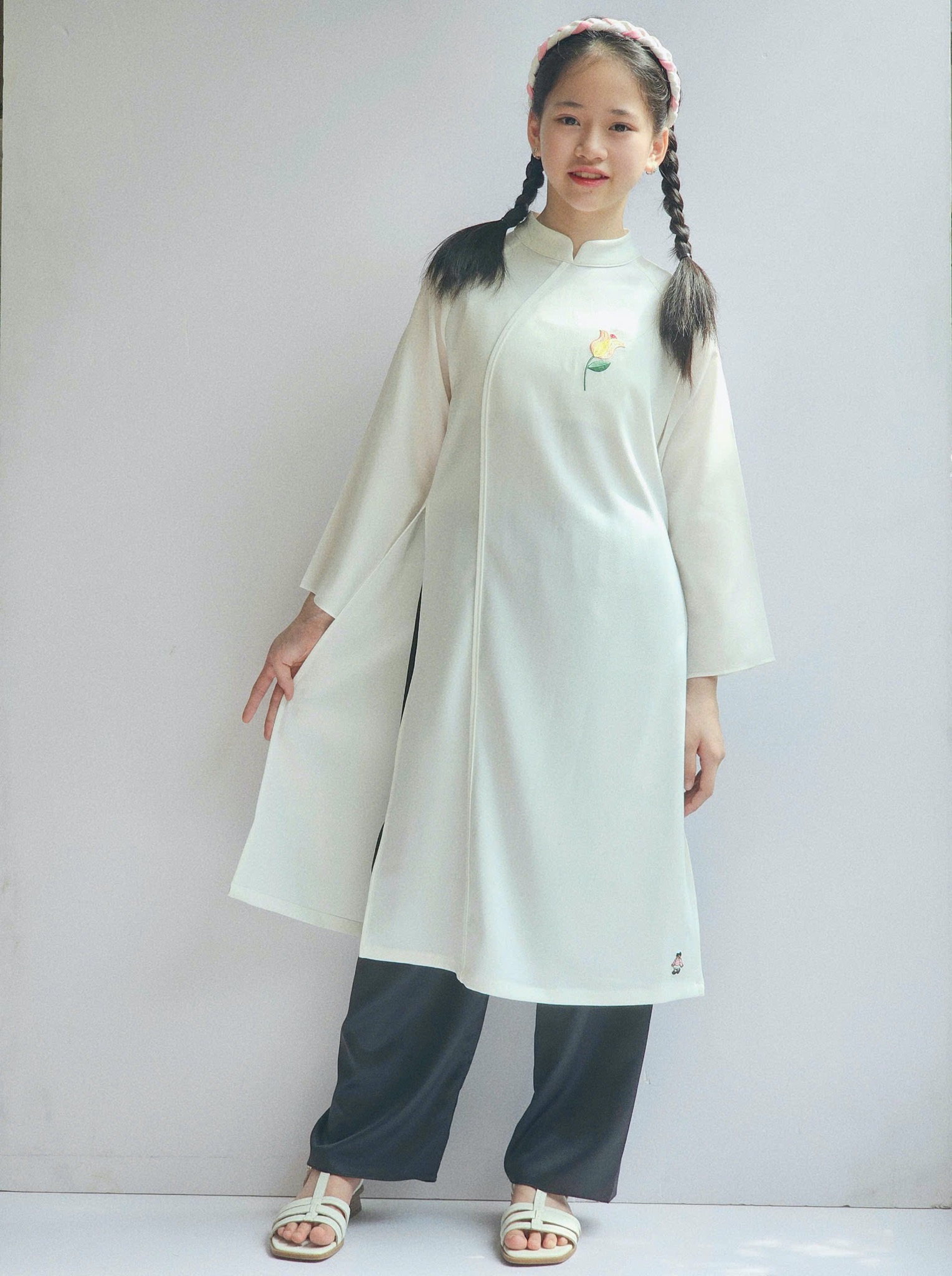 Áo dài Bee Mon kèm bờm thêu hoa cho bé gái size 130-160