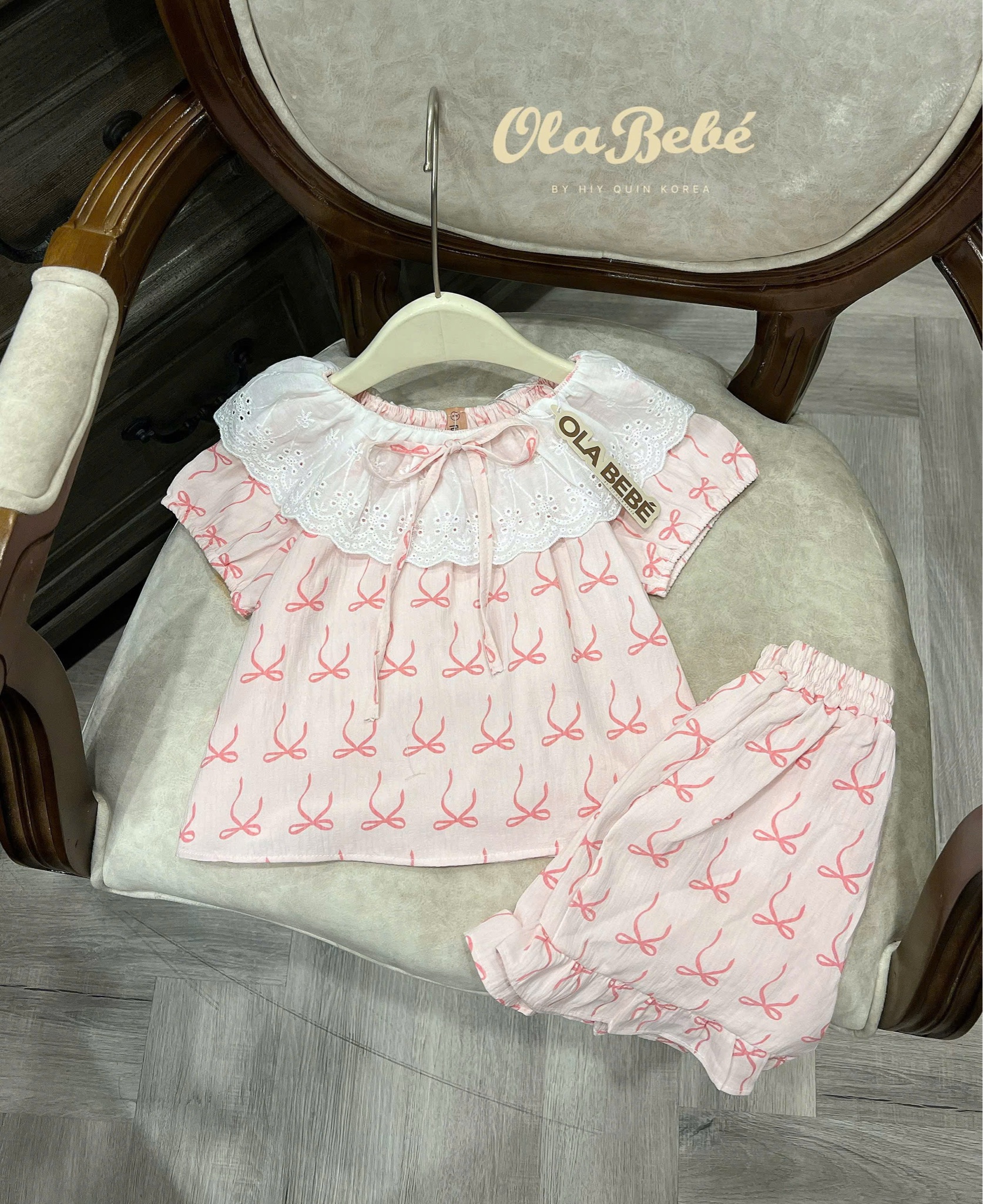 Bộ pyjama Hiyqiun vải đũi họa tiết nơ cổ bèo ren bé gái size 1-6y