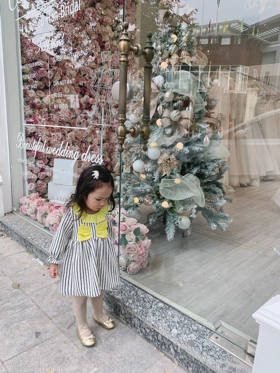 Váy xốp Lennco kẻ đen trắng cổ nơ vàng