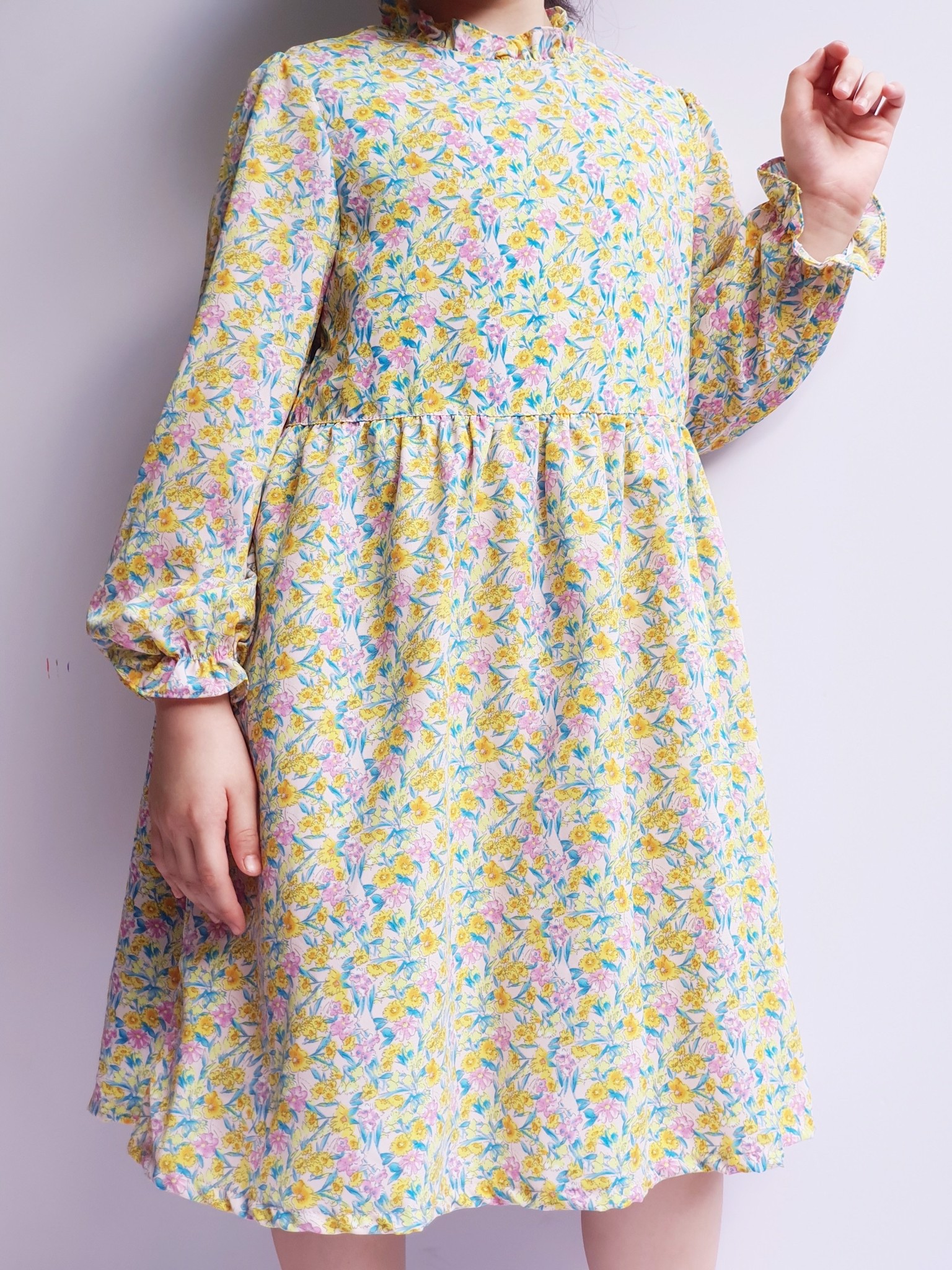 Váy chiffon Curlysue hoa nhí vàng hồng cổ bèo nhún eo