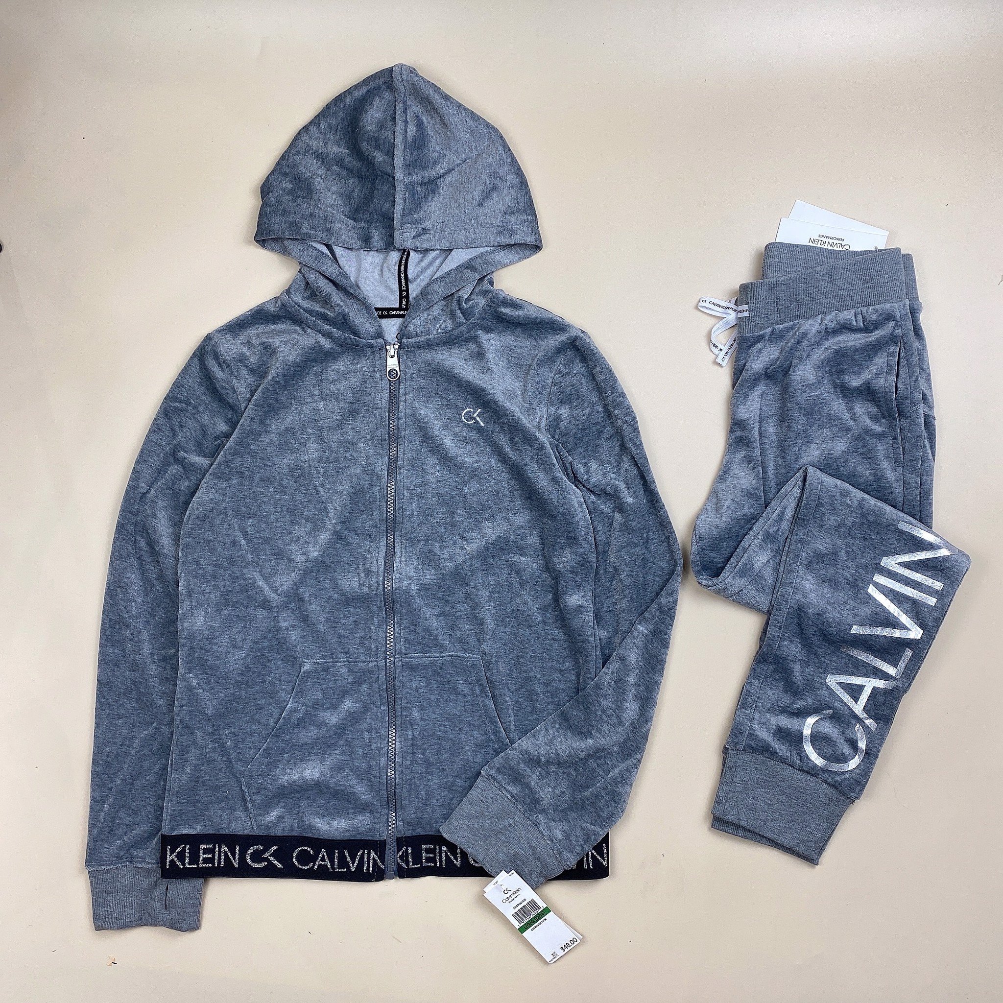 Bộ băng lông C.K màu ghi áo kéo khóa bo gấu chữ nhũ size 7 - 16y