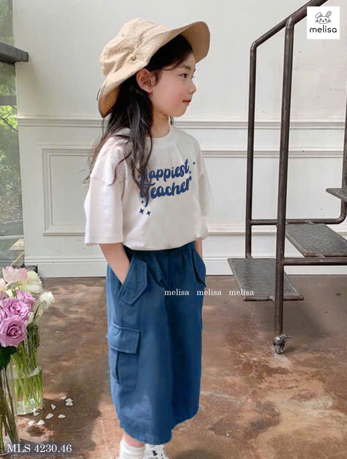 MLS 4230 - Bộ Melisa áo trắng chữ xanh Happiest Teacher - chân váy xanh size 6 - 12y