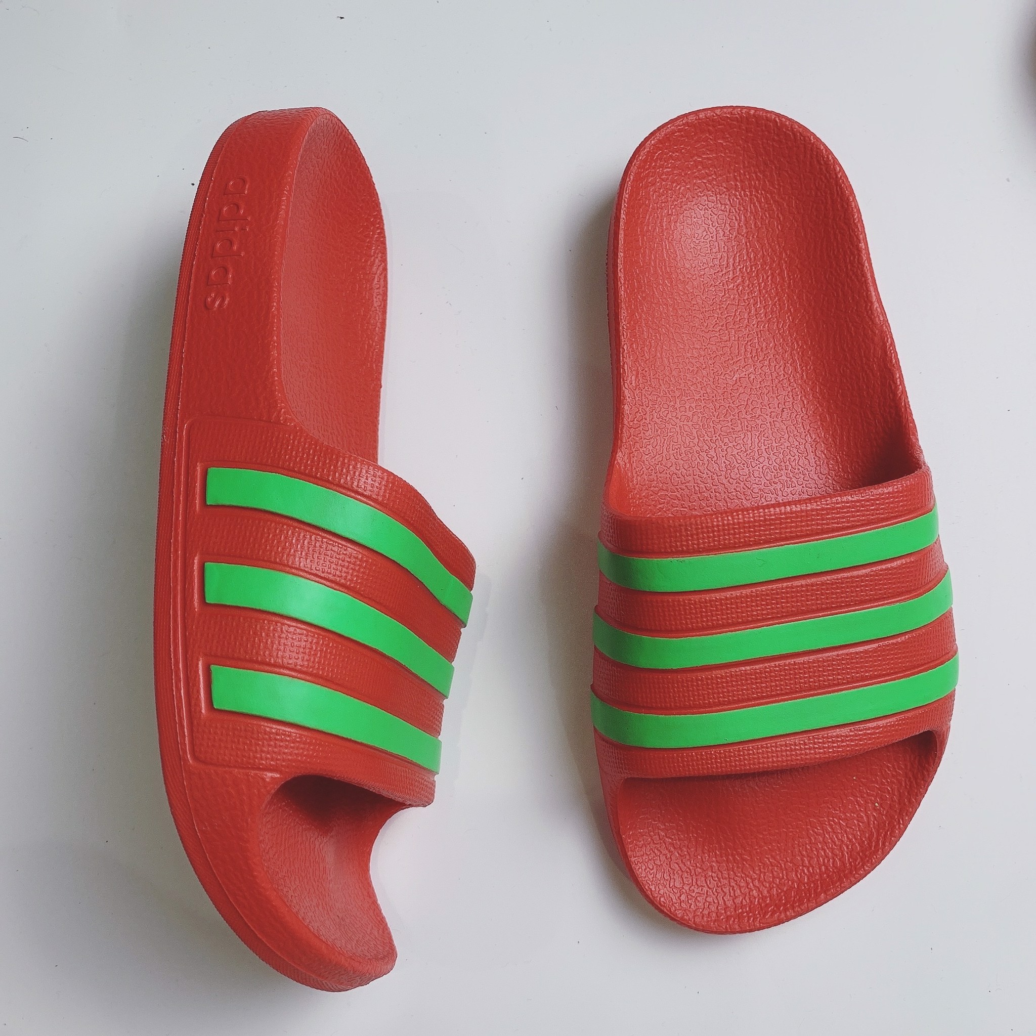 Dép Adidas đúc nguyên khối - đỏ sọc green