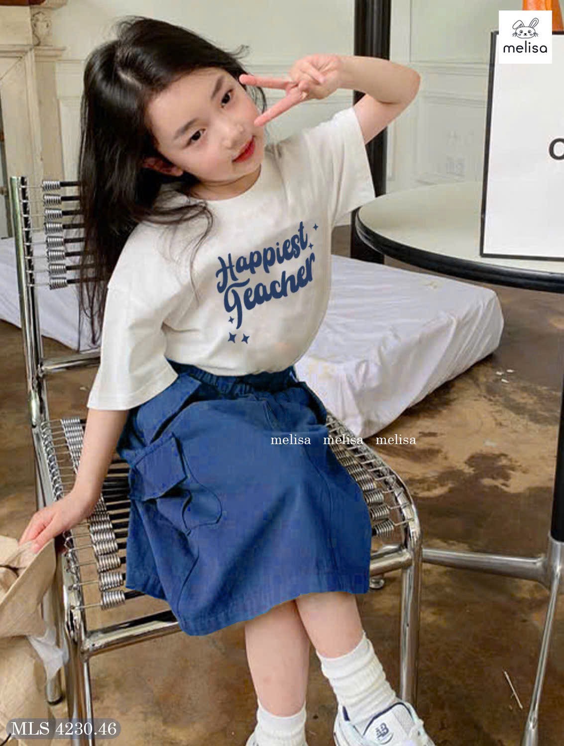 MLS 4230 - Bộ Melisa áo trắng chữ xanh Happiest Teacher - chân váy xanh size 6 - 12y