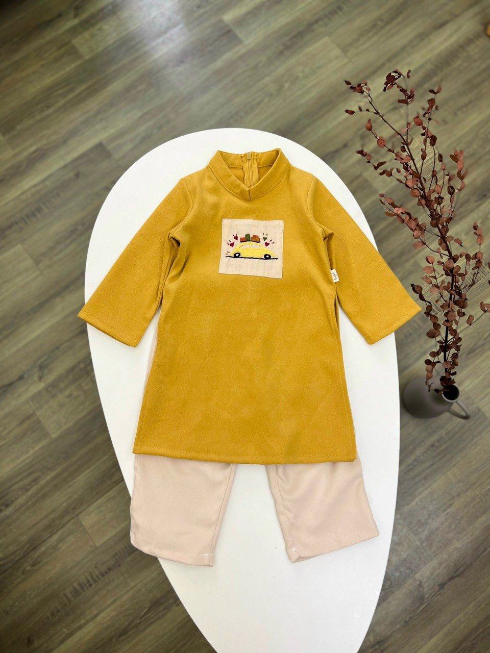 Áo dài nhung tăm Harifa thêu ngực ô tô 2 màu đỏ / vàng size 1 - 6y