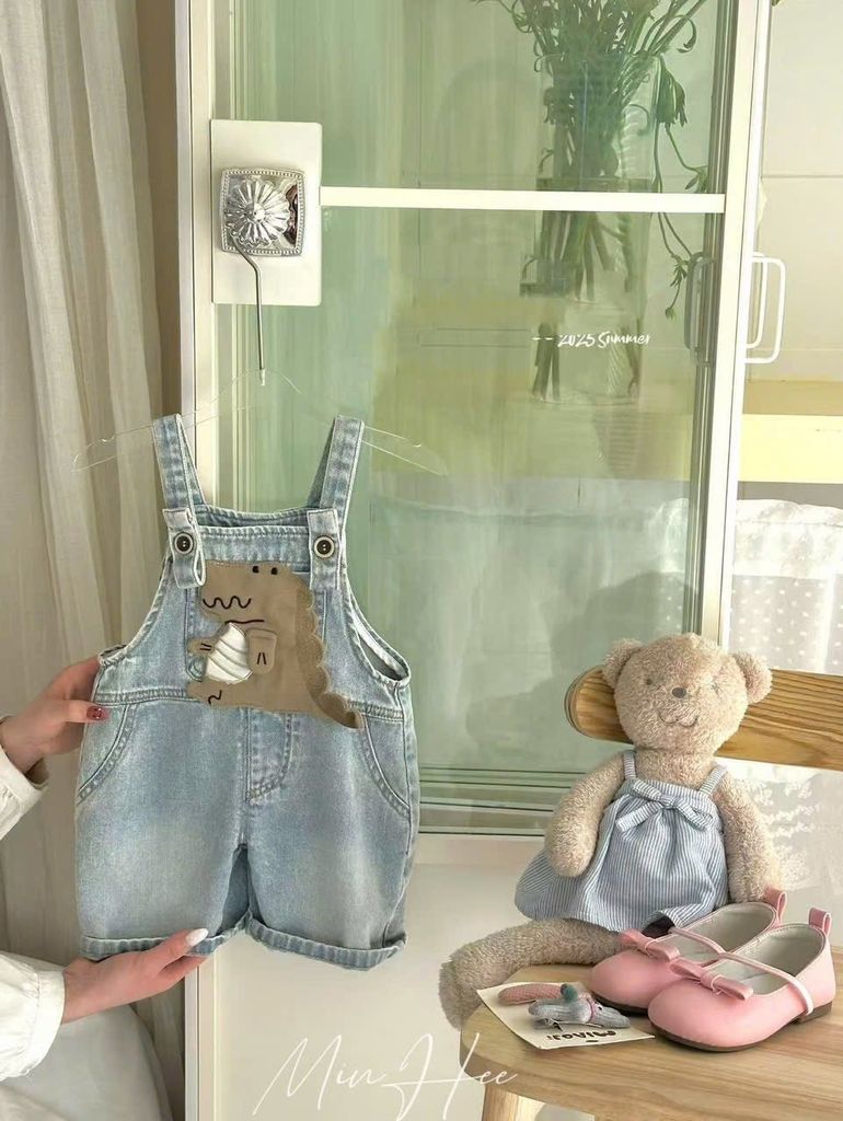 2025A177 - Quần yếm jean QC họa tiết khủng long cho bé size 90-130
